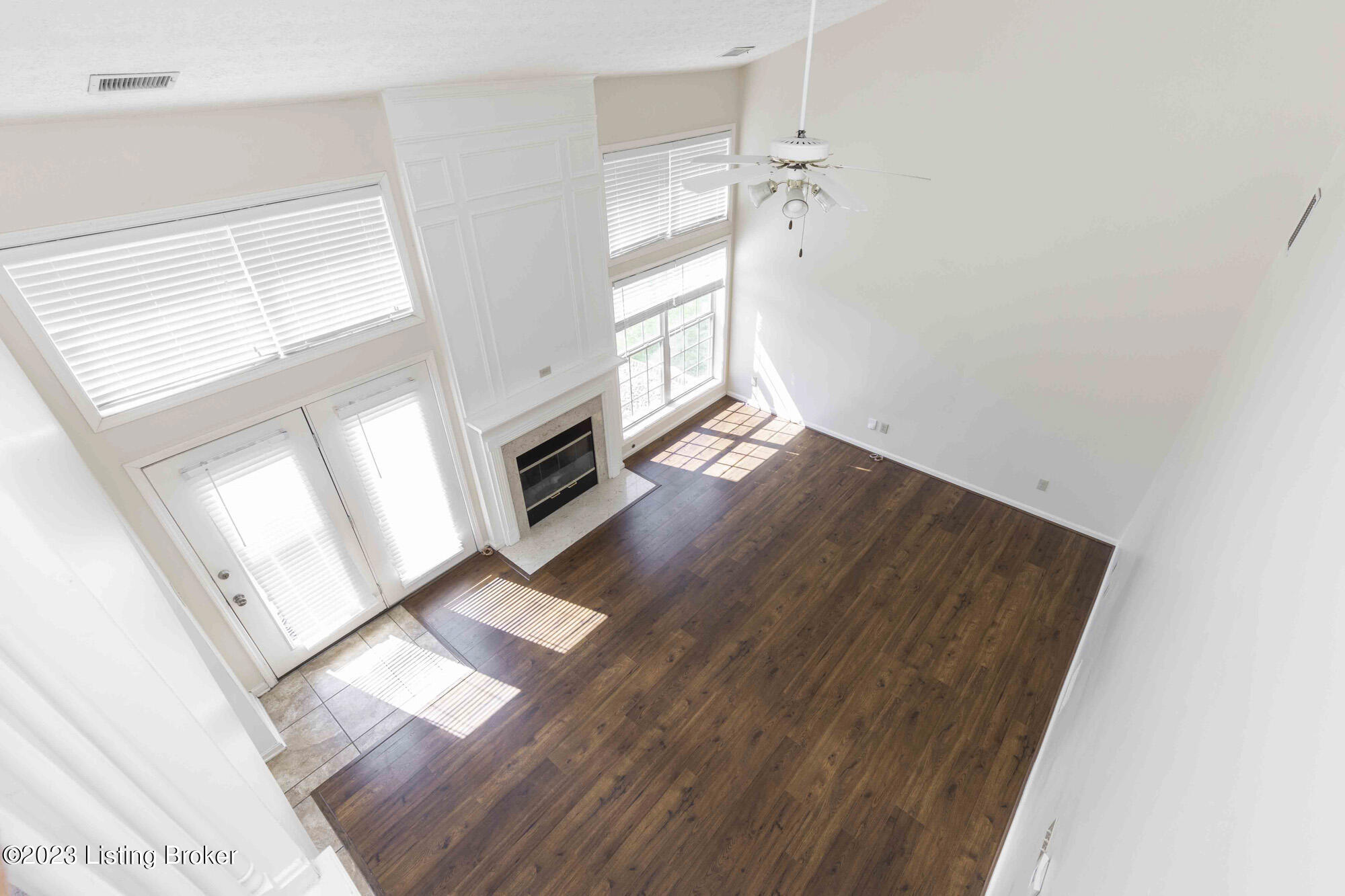 5833 Waveland Cir