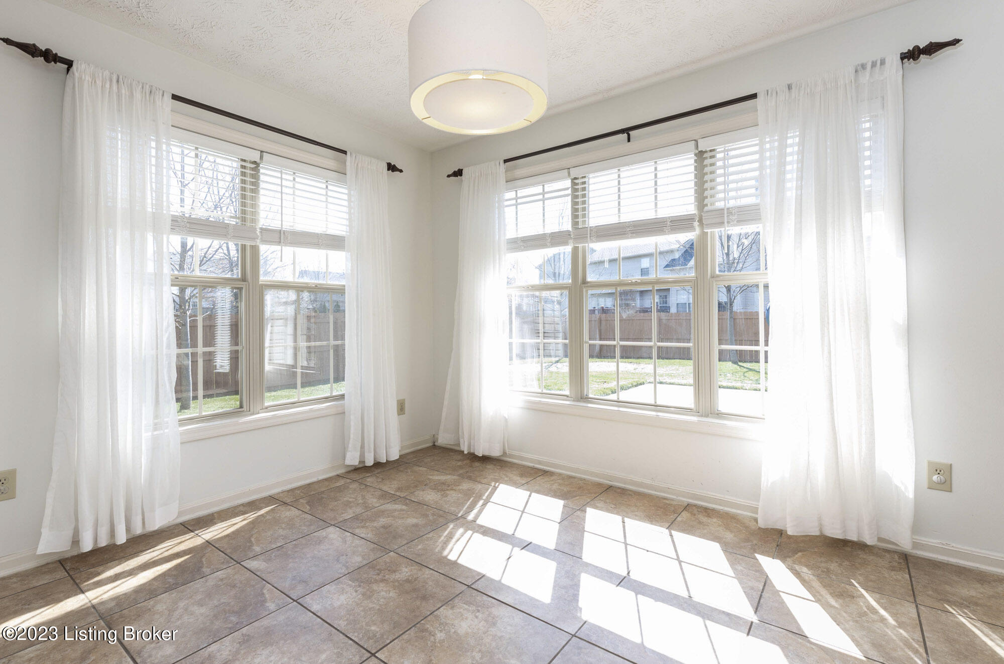 5833 Waveland Cir