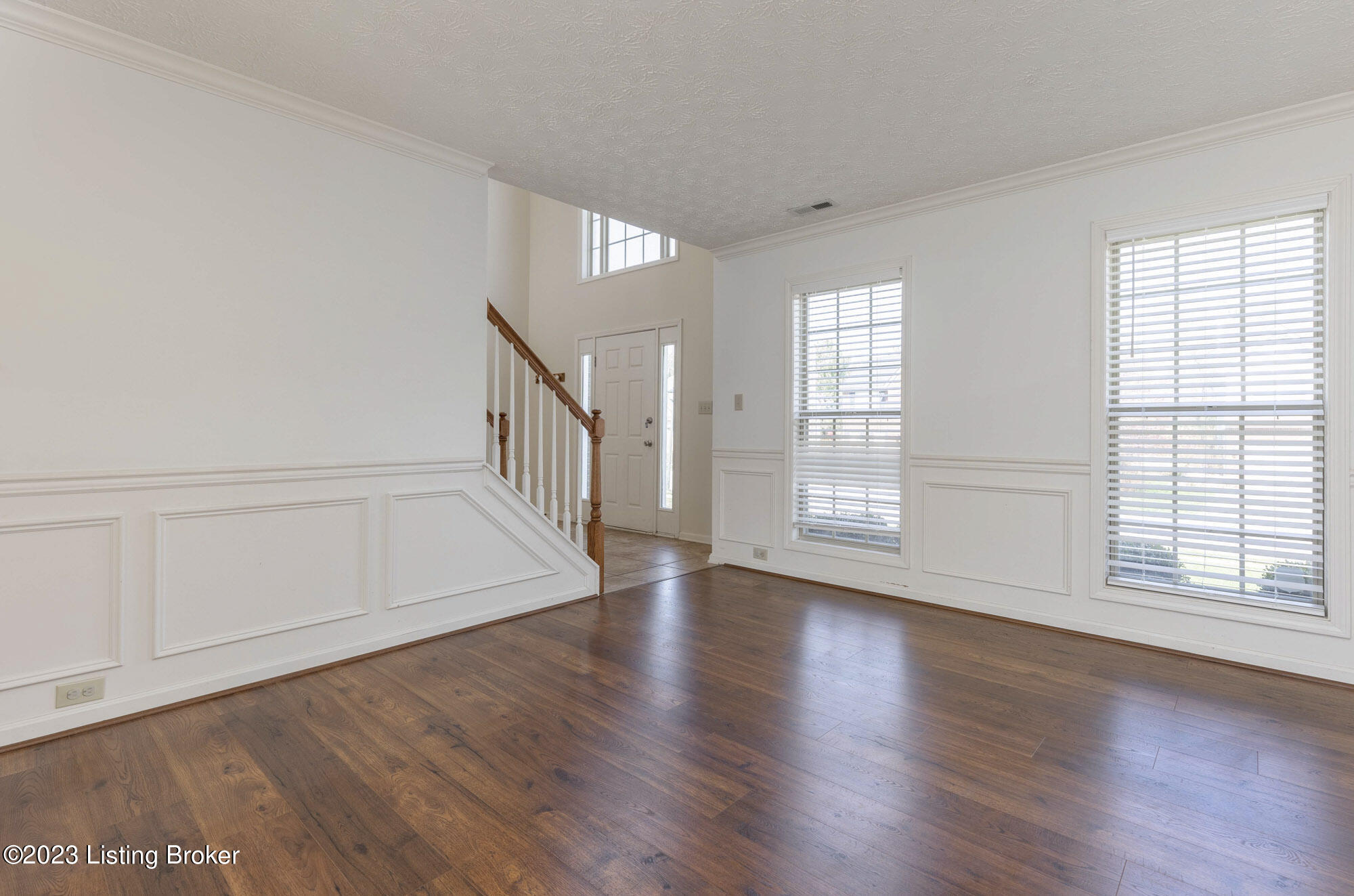 5833 Waveland Cir