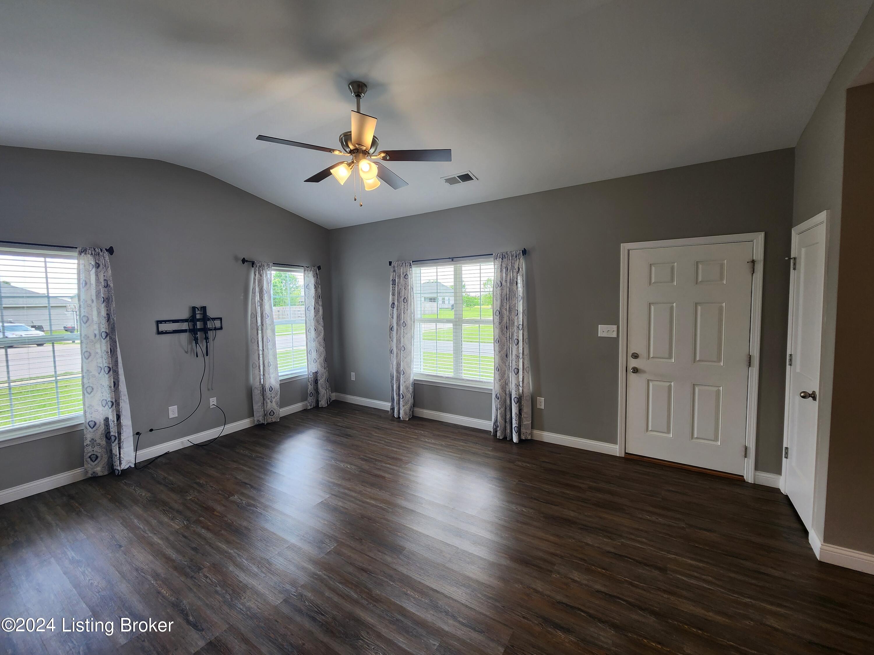 32 Hunters Ridge Dr