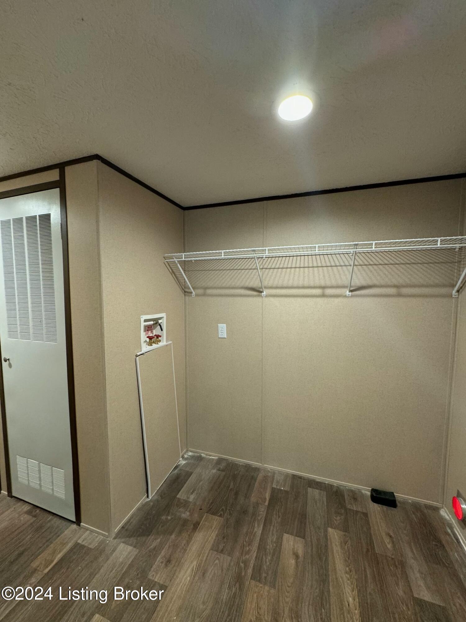 105 Close Ln
