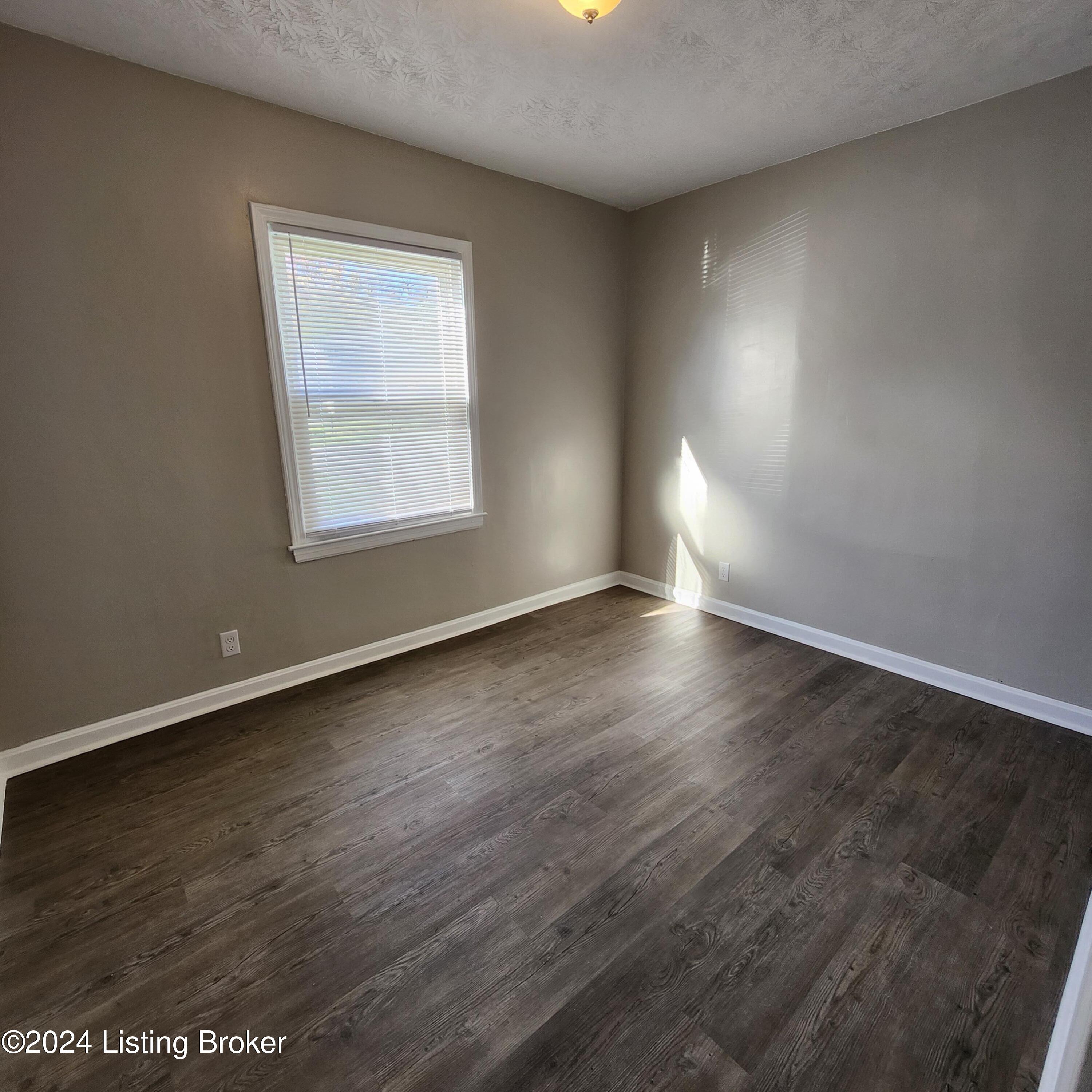 1542 Loney Ln