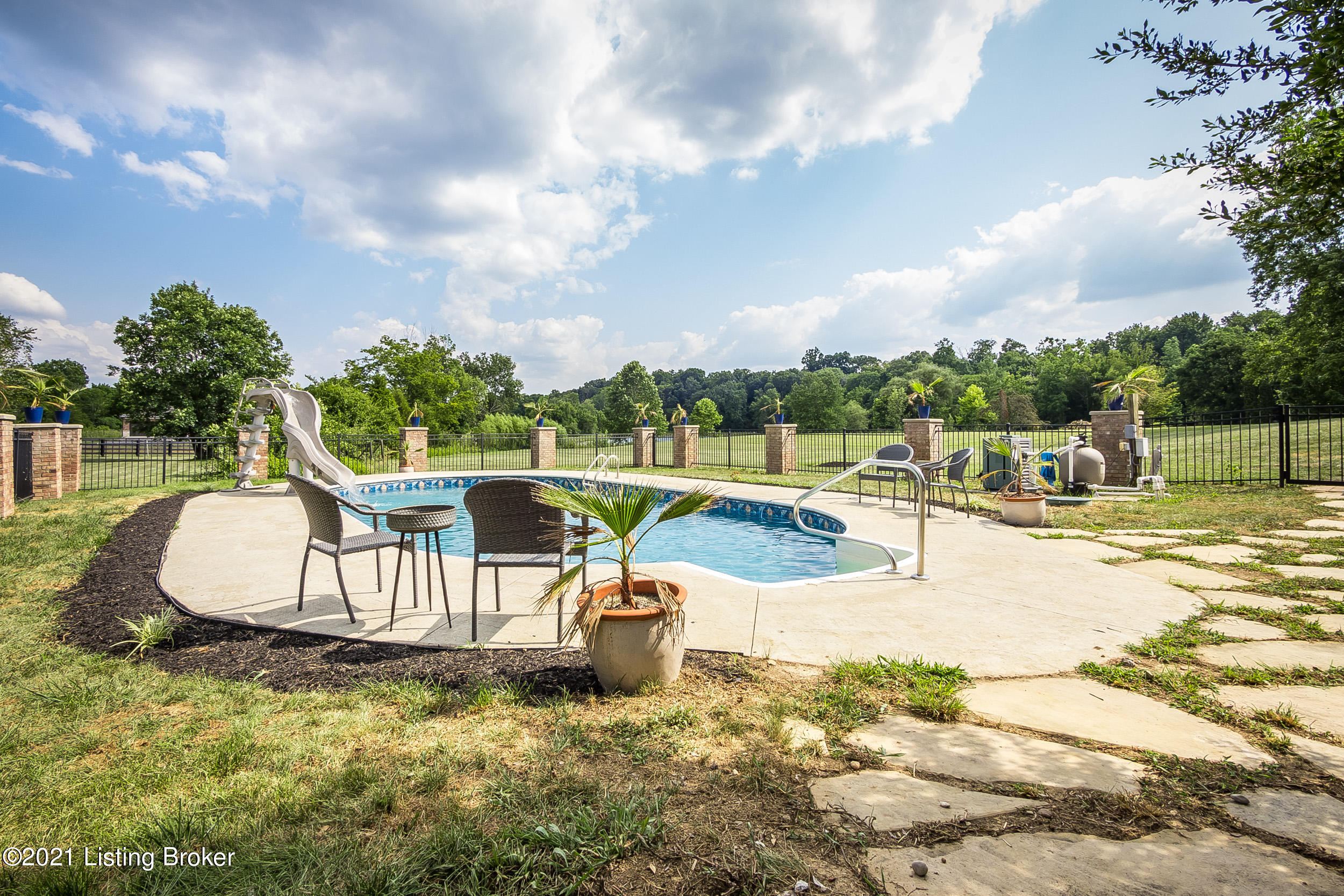 8101 Chapel Dr