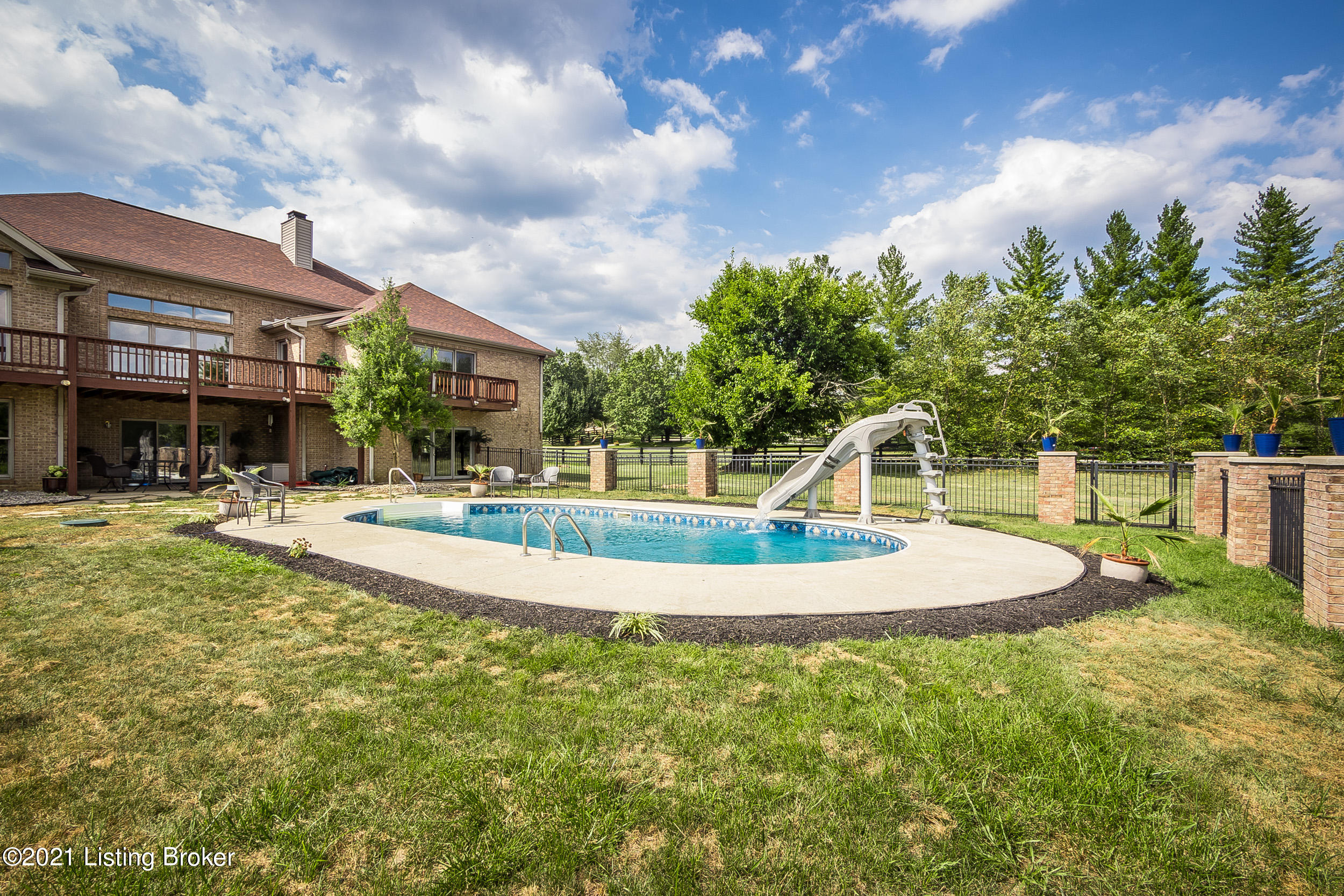 8101 Chapel Dr