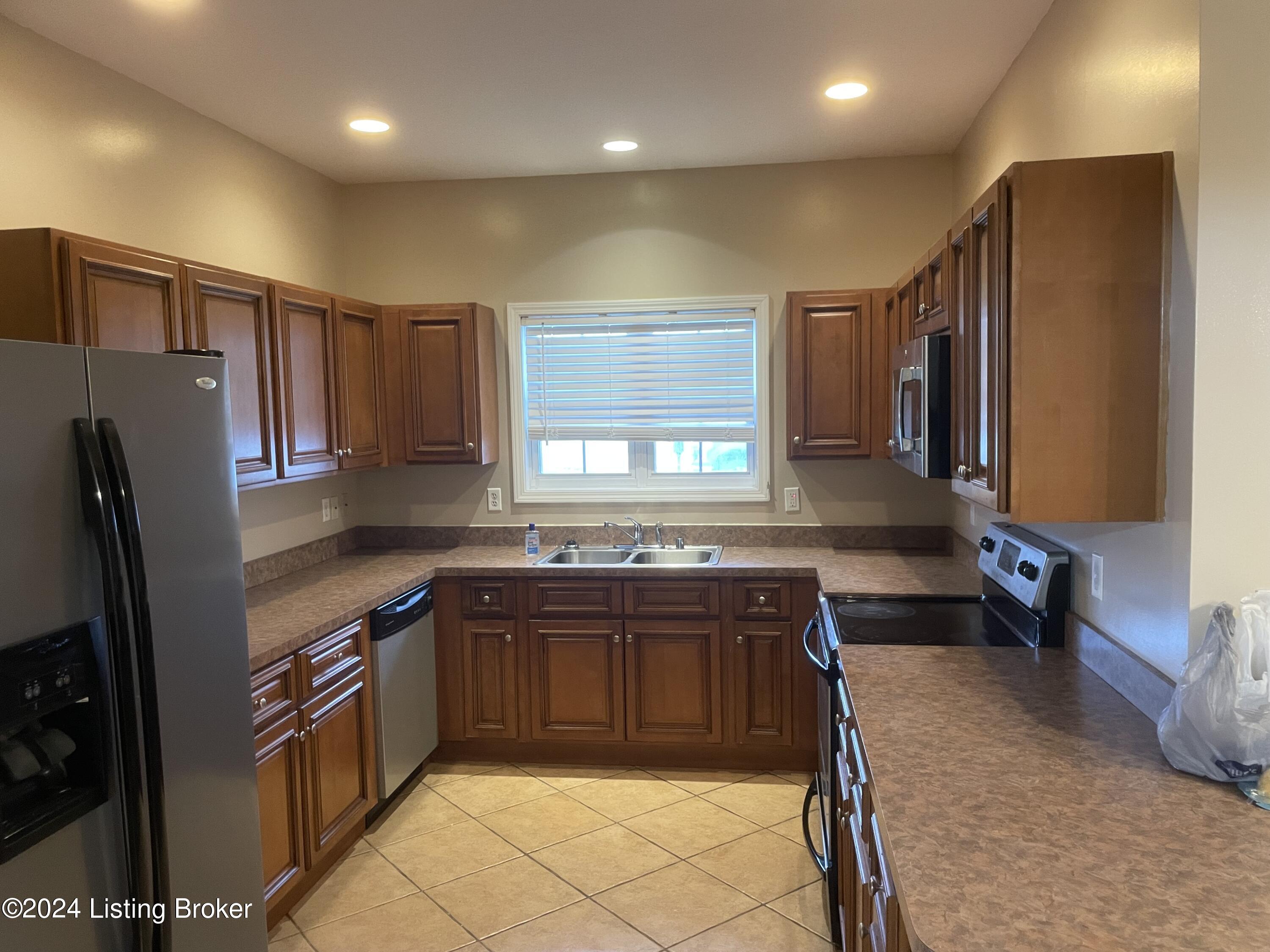 154 Crossing Ct, 2