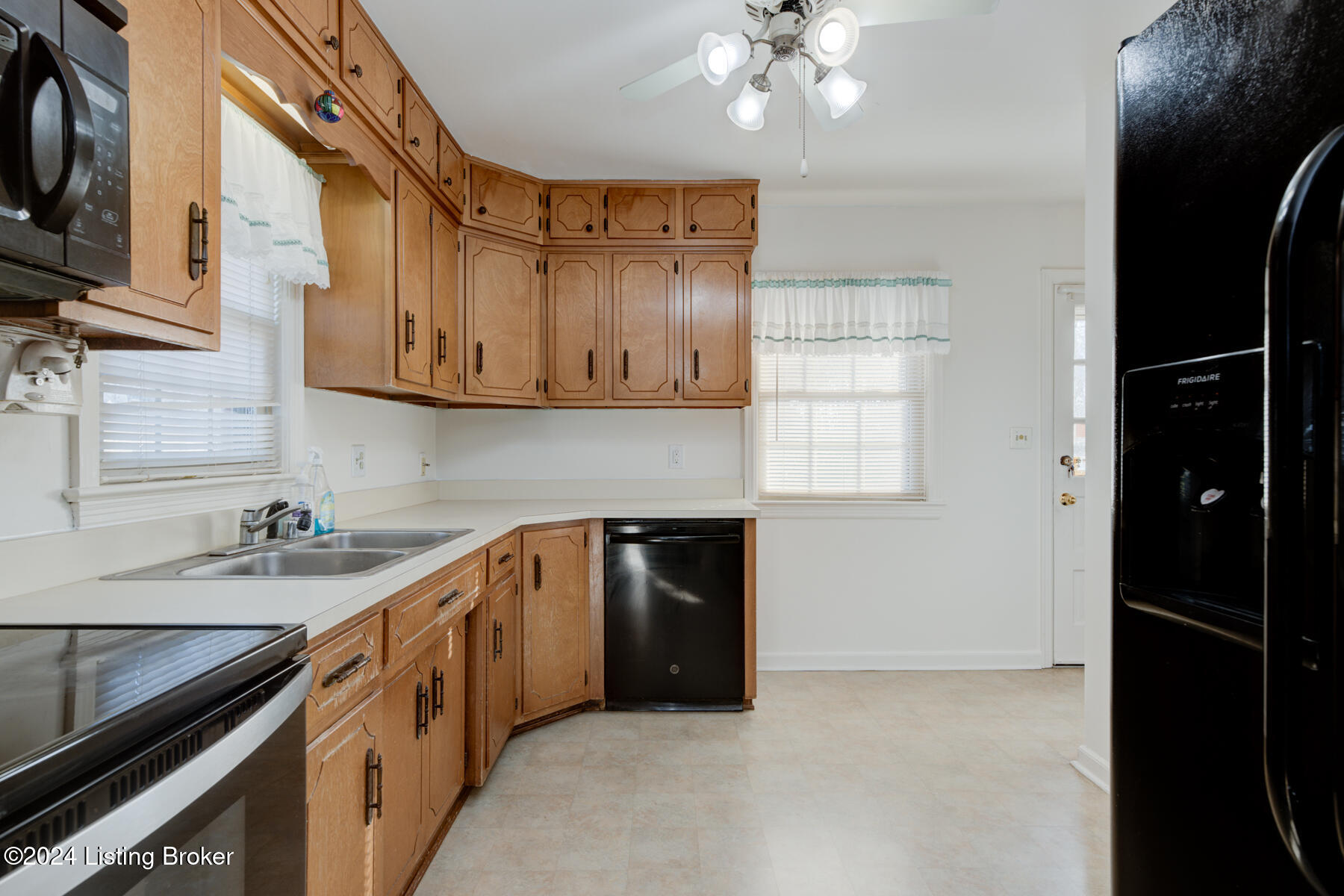 934 Westview Dr