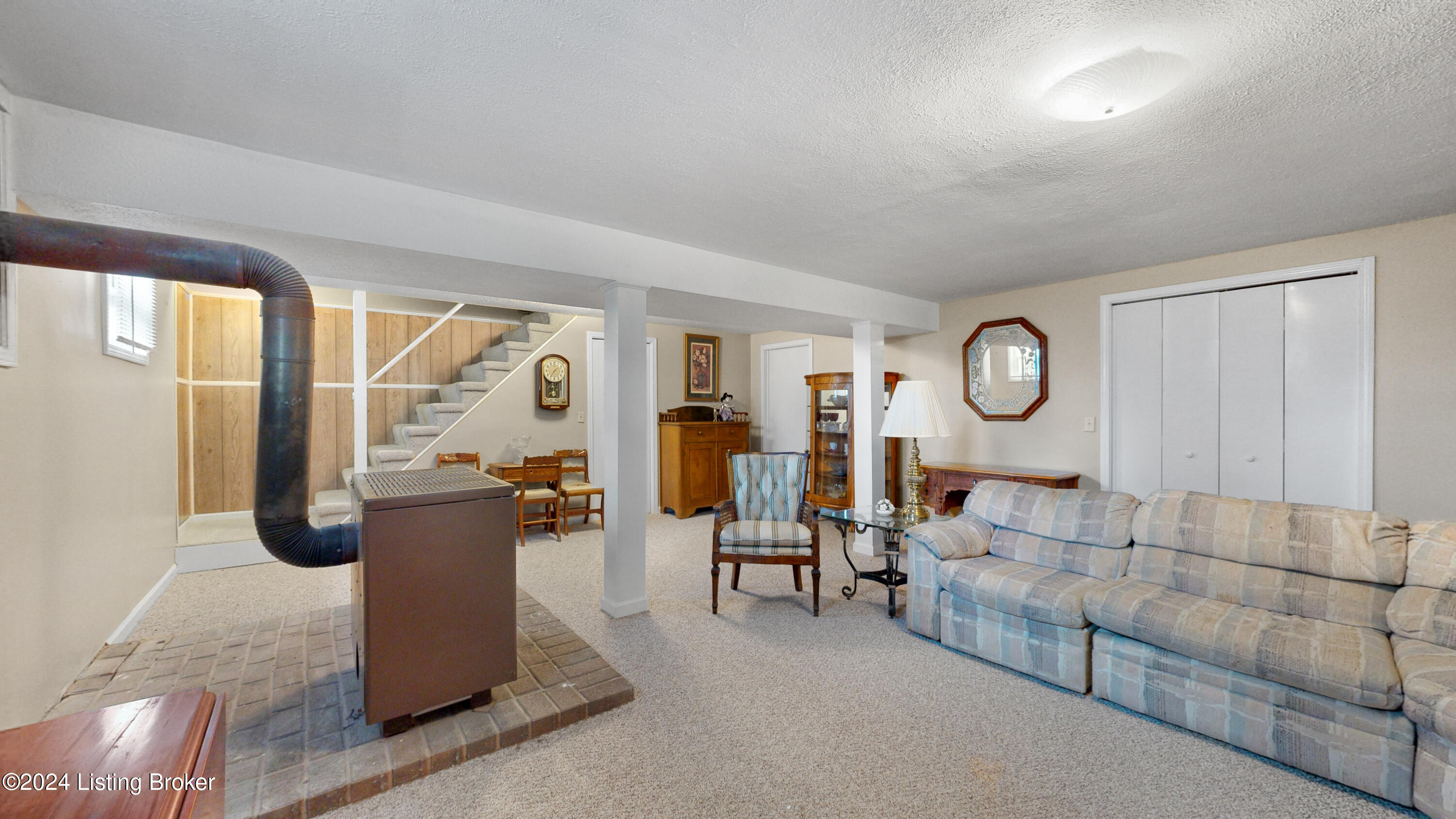 210 Ellis Ln