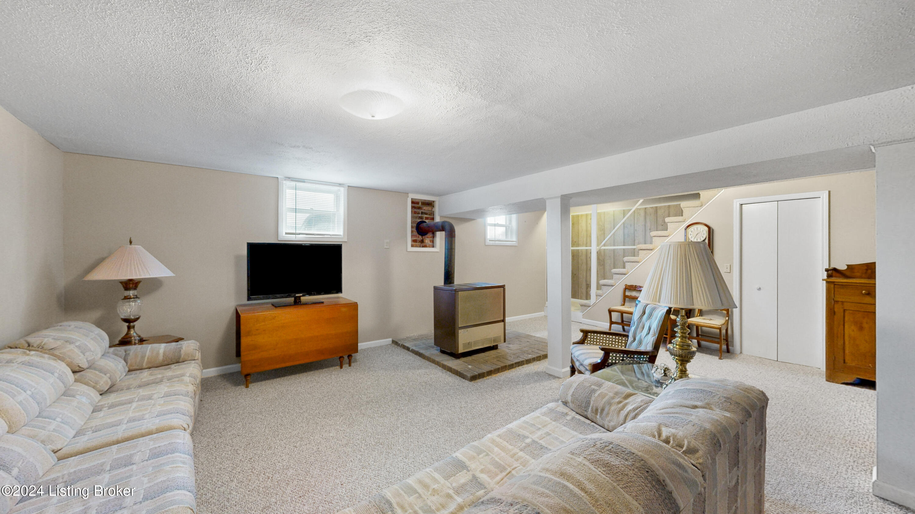 210 Ellis Ln