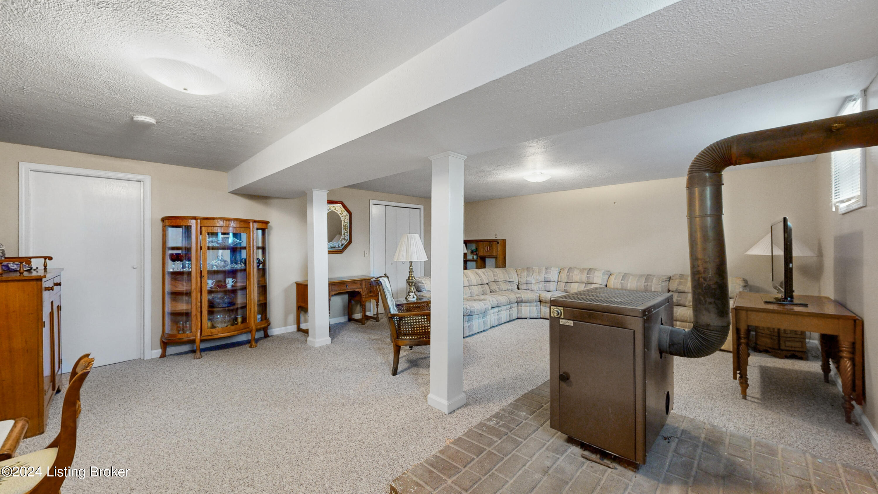 210 Ellis Ln