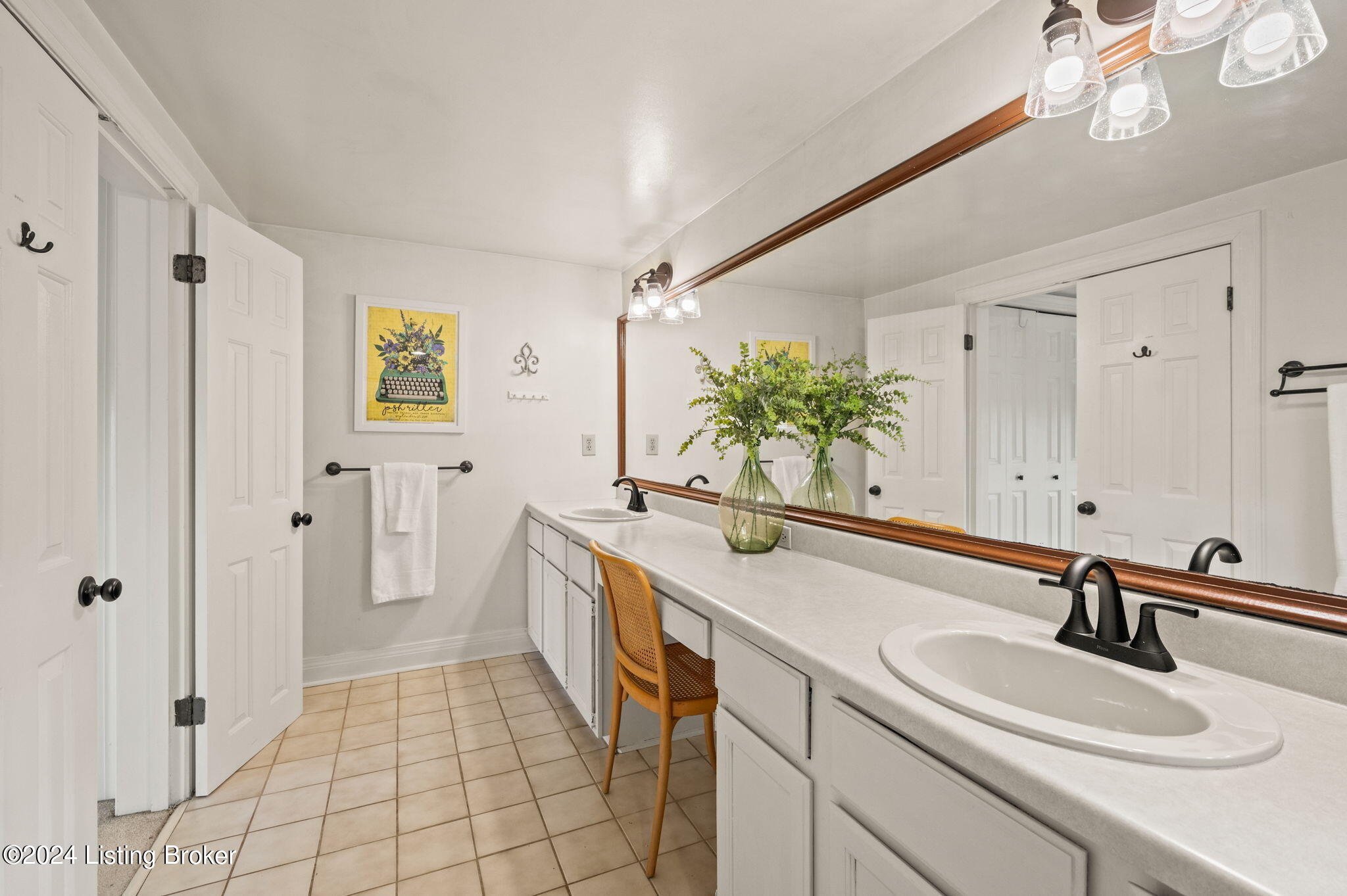 2424 Ashwood Dr