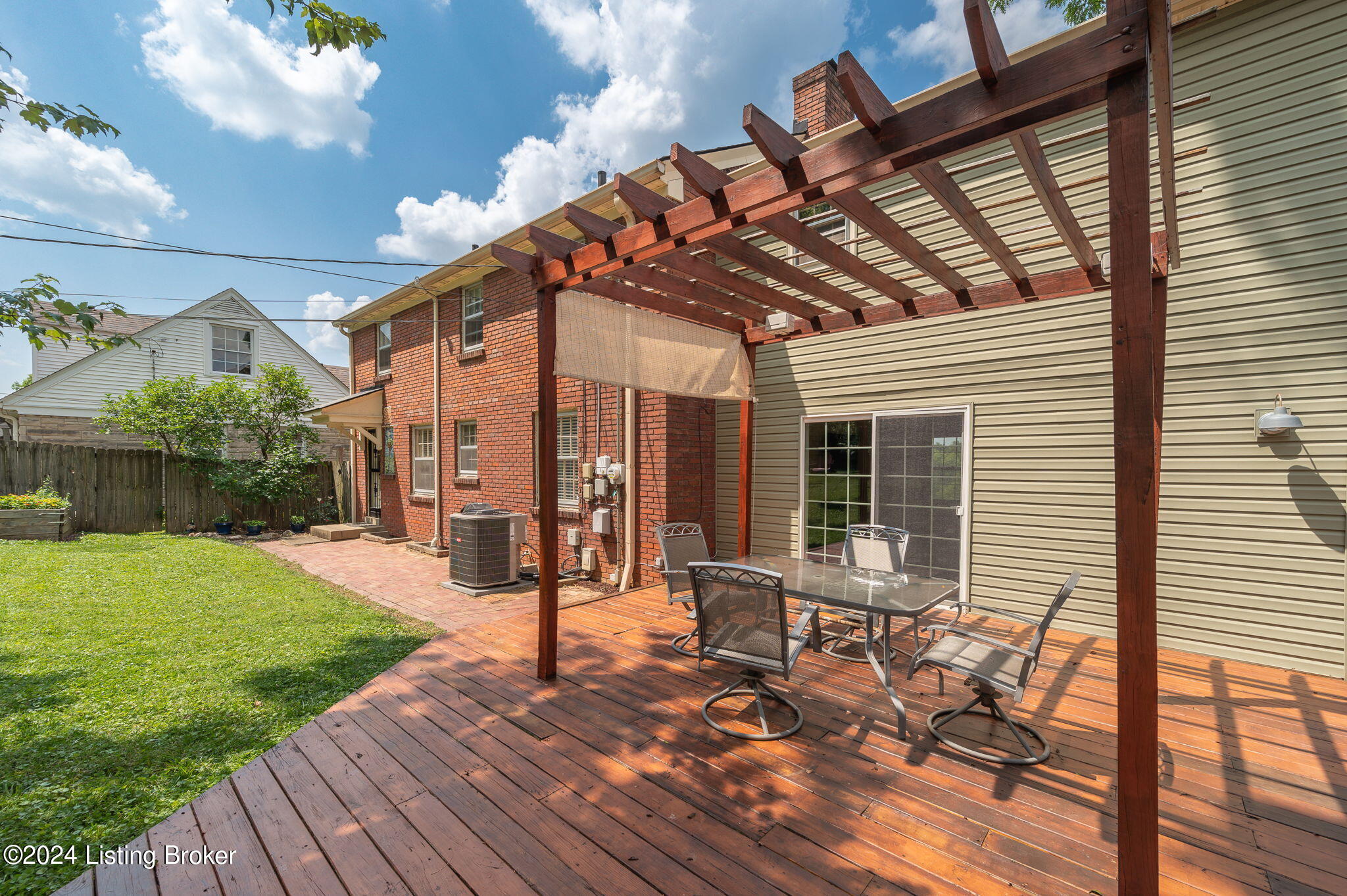 2424 Ashwood Dr
