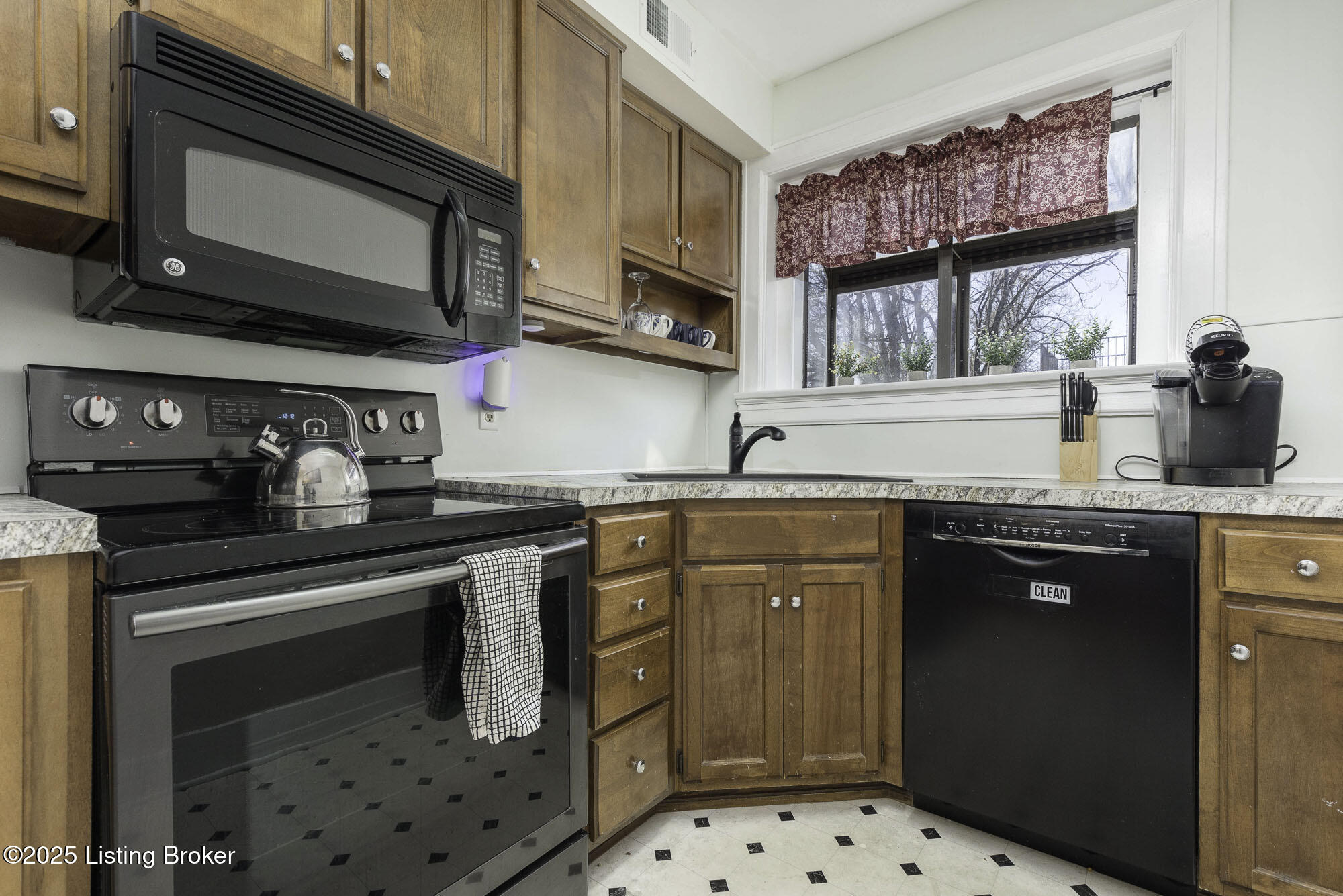 2082 Douglass Blvd 12