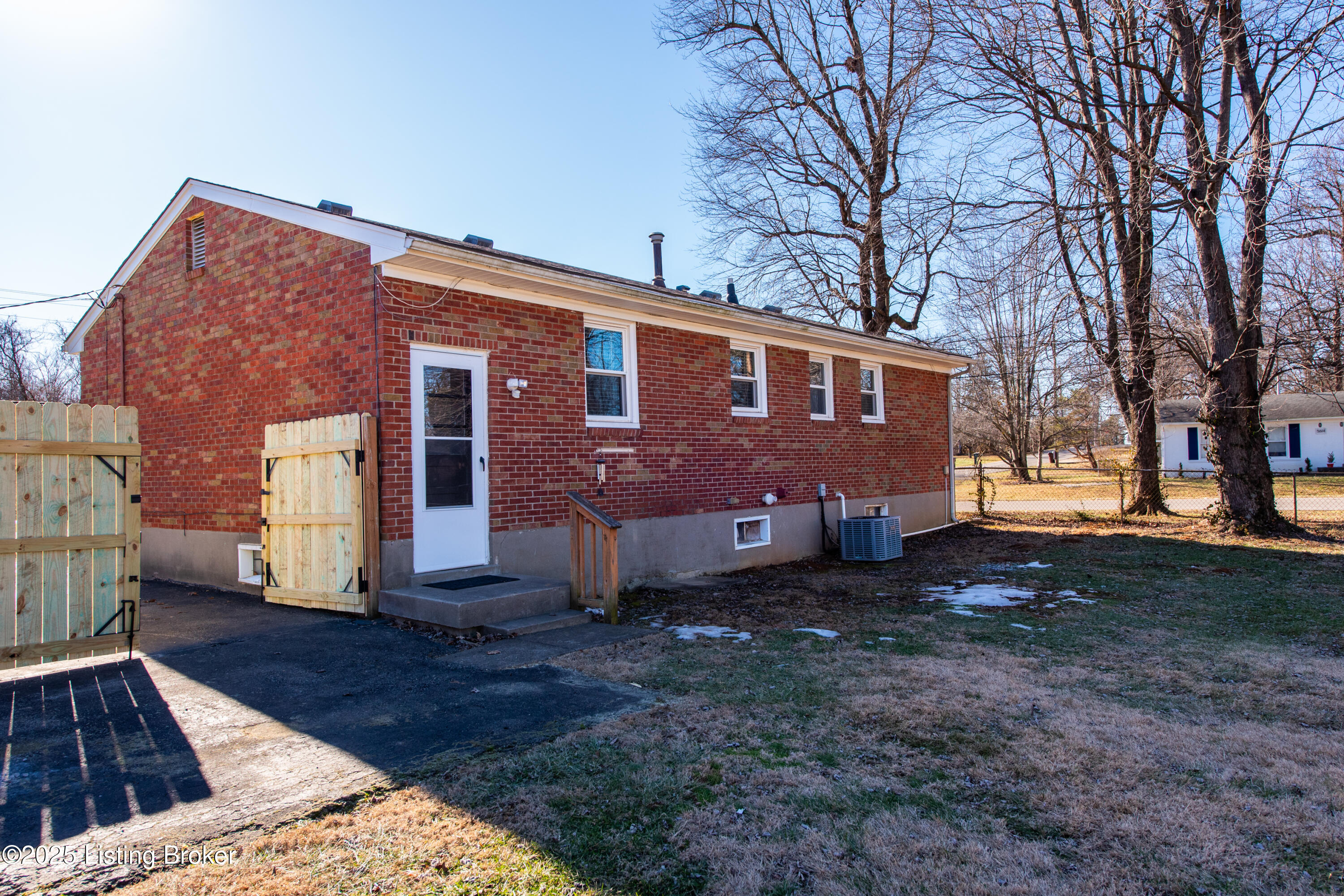 9409 Plumwood Rd