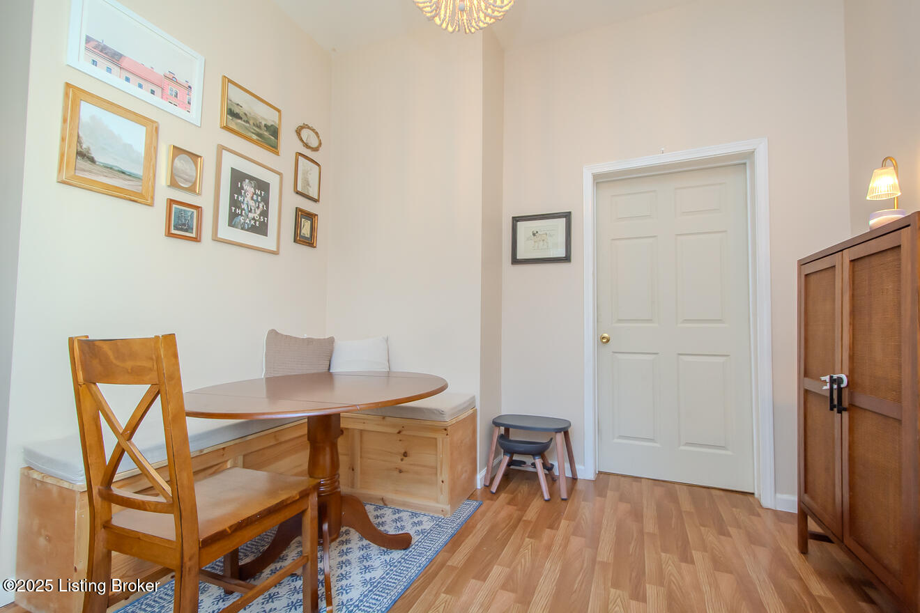 1055 Mary St