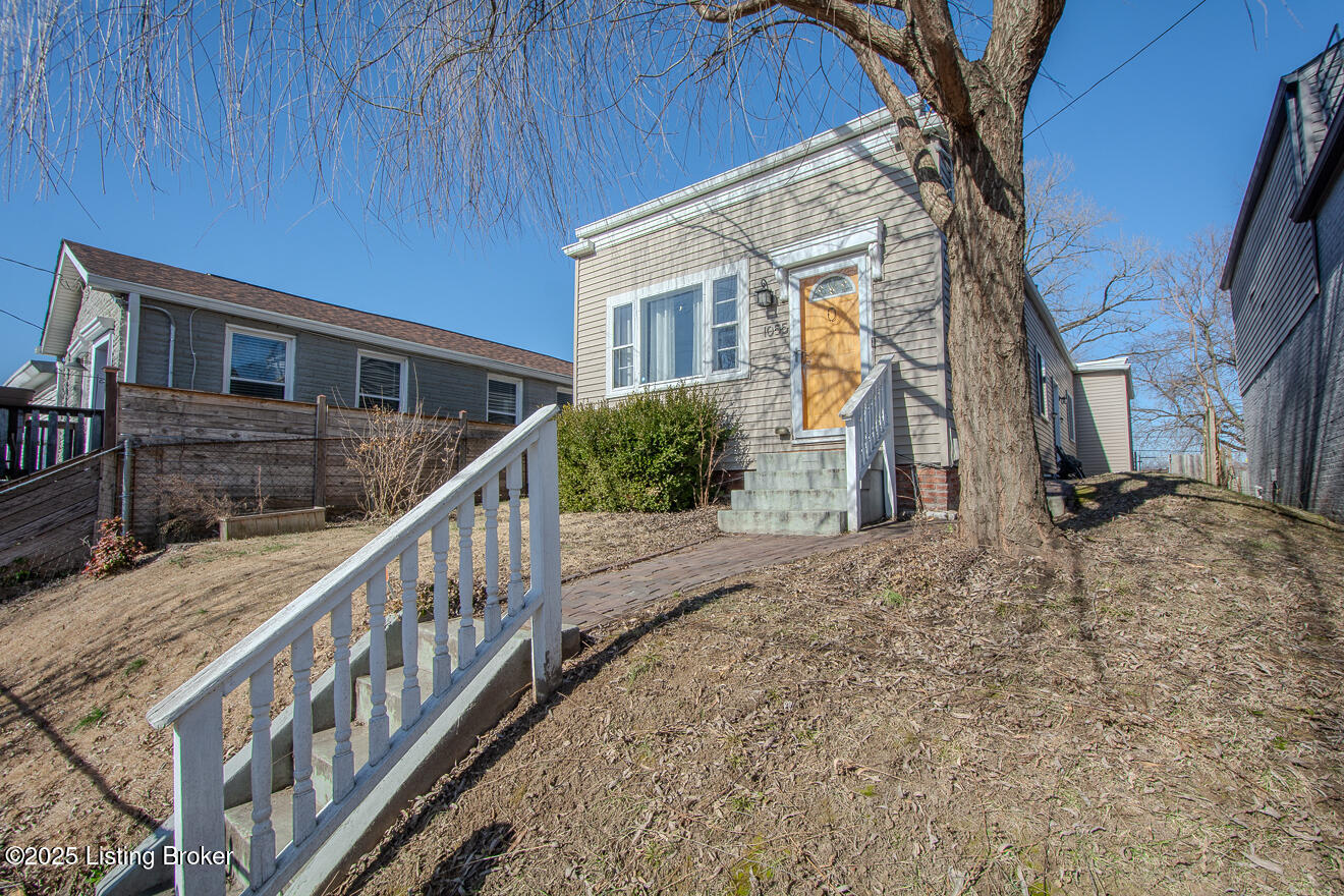 1055 Mary St