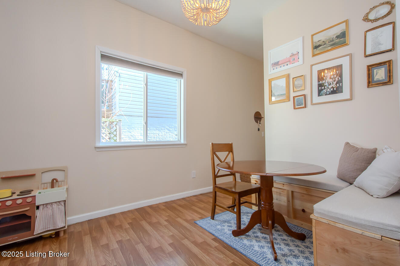 1055 Mary St
