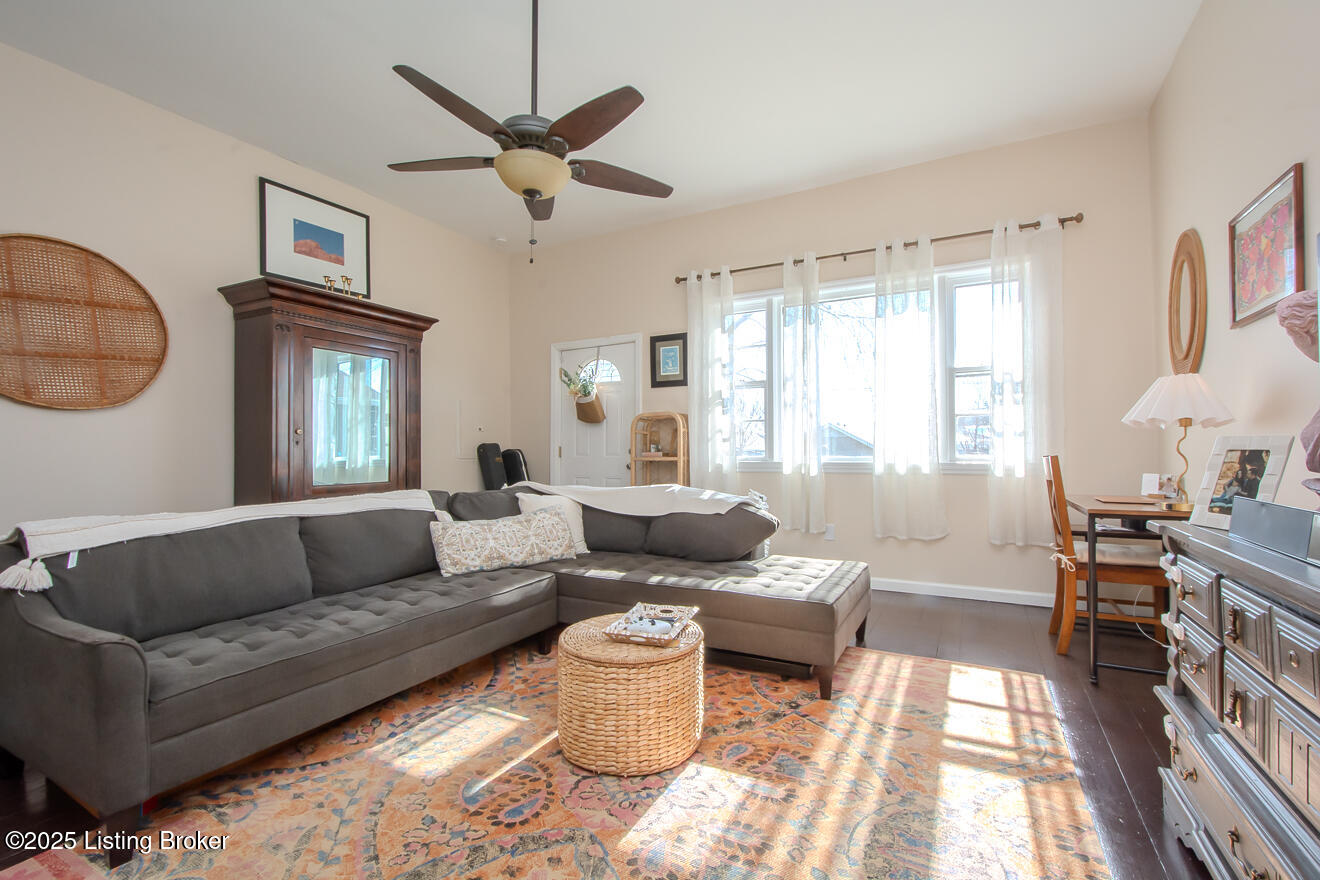 1055 Mary St