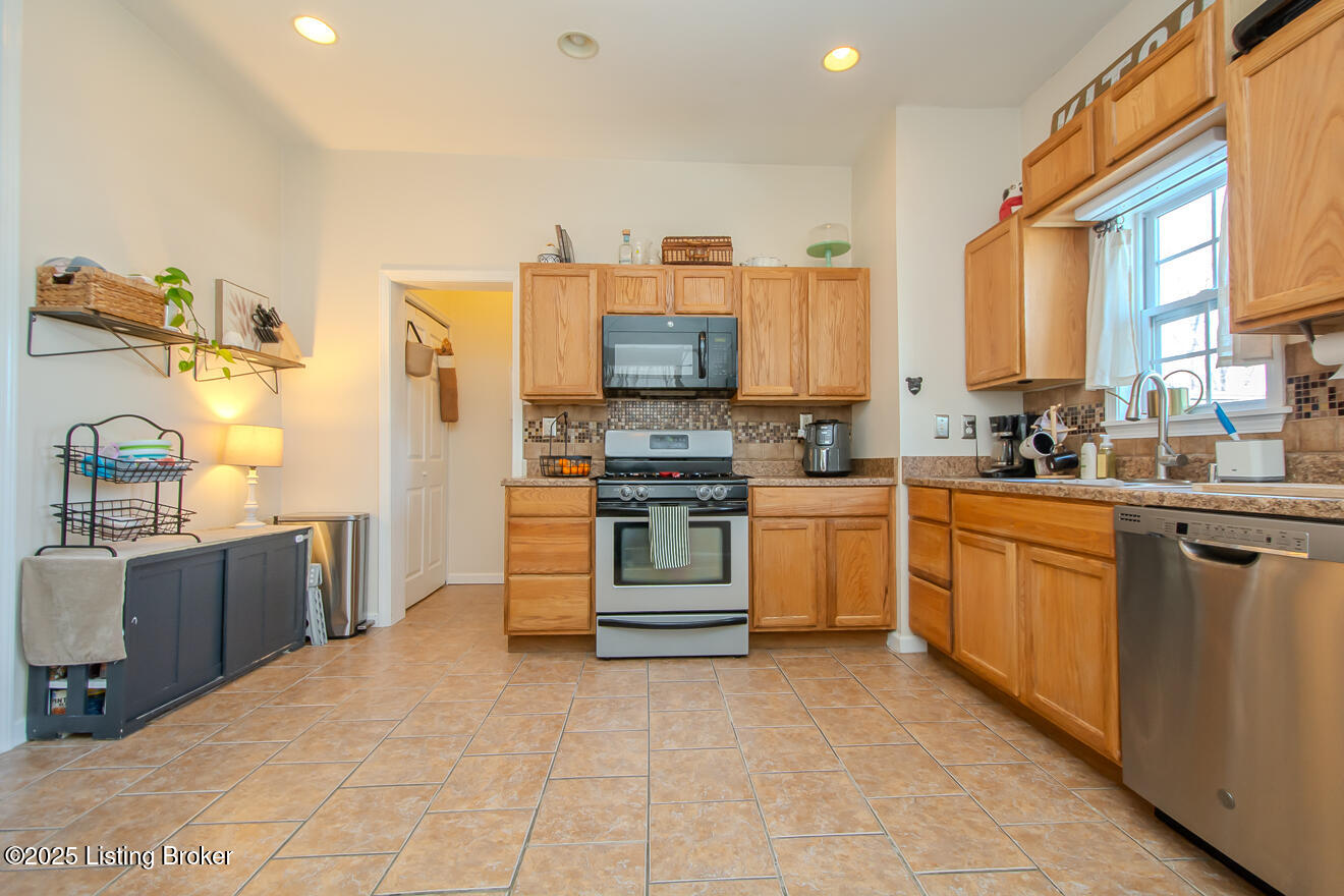 1055 Mary St