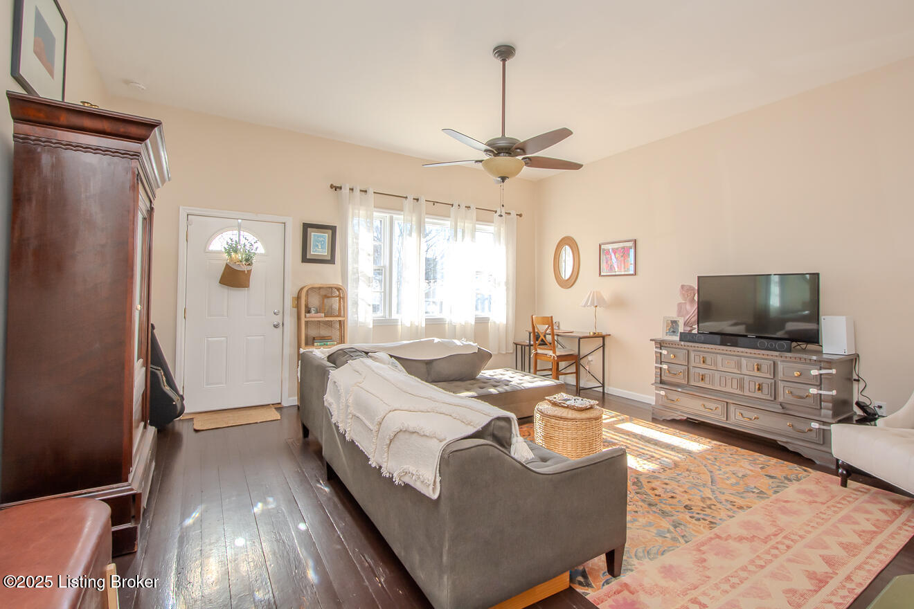 1055 Mary St