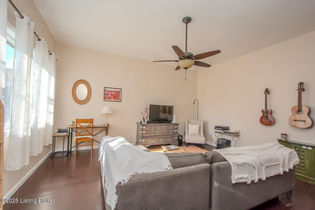 1055 Mary St