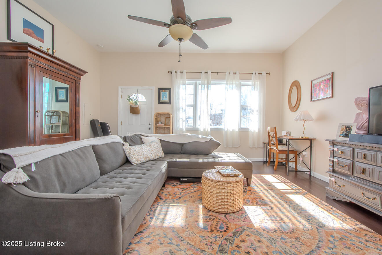 1055 Mary St