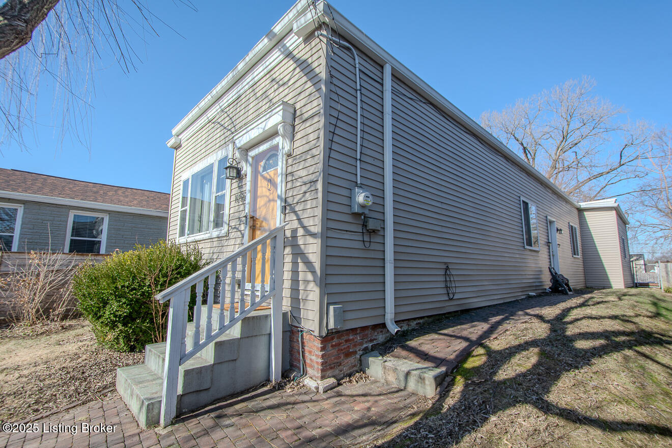 1055 Mary St