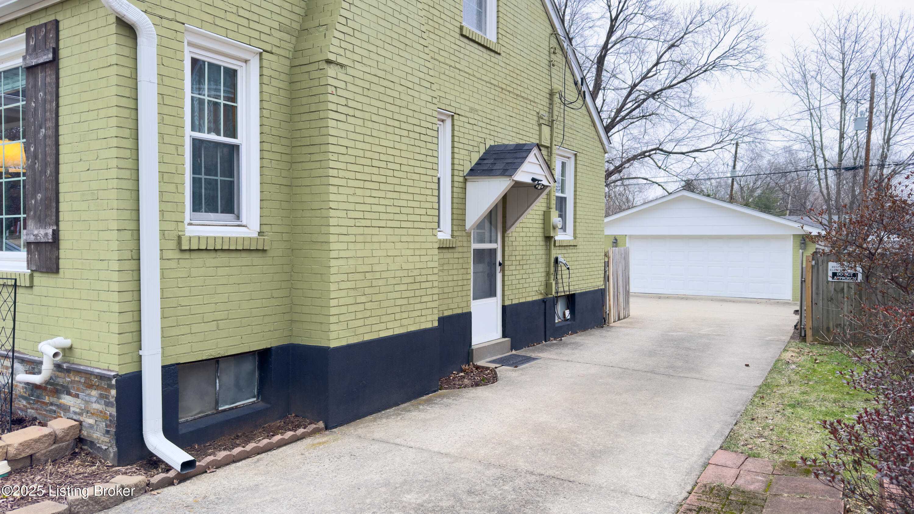 305 Merriman Rd