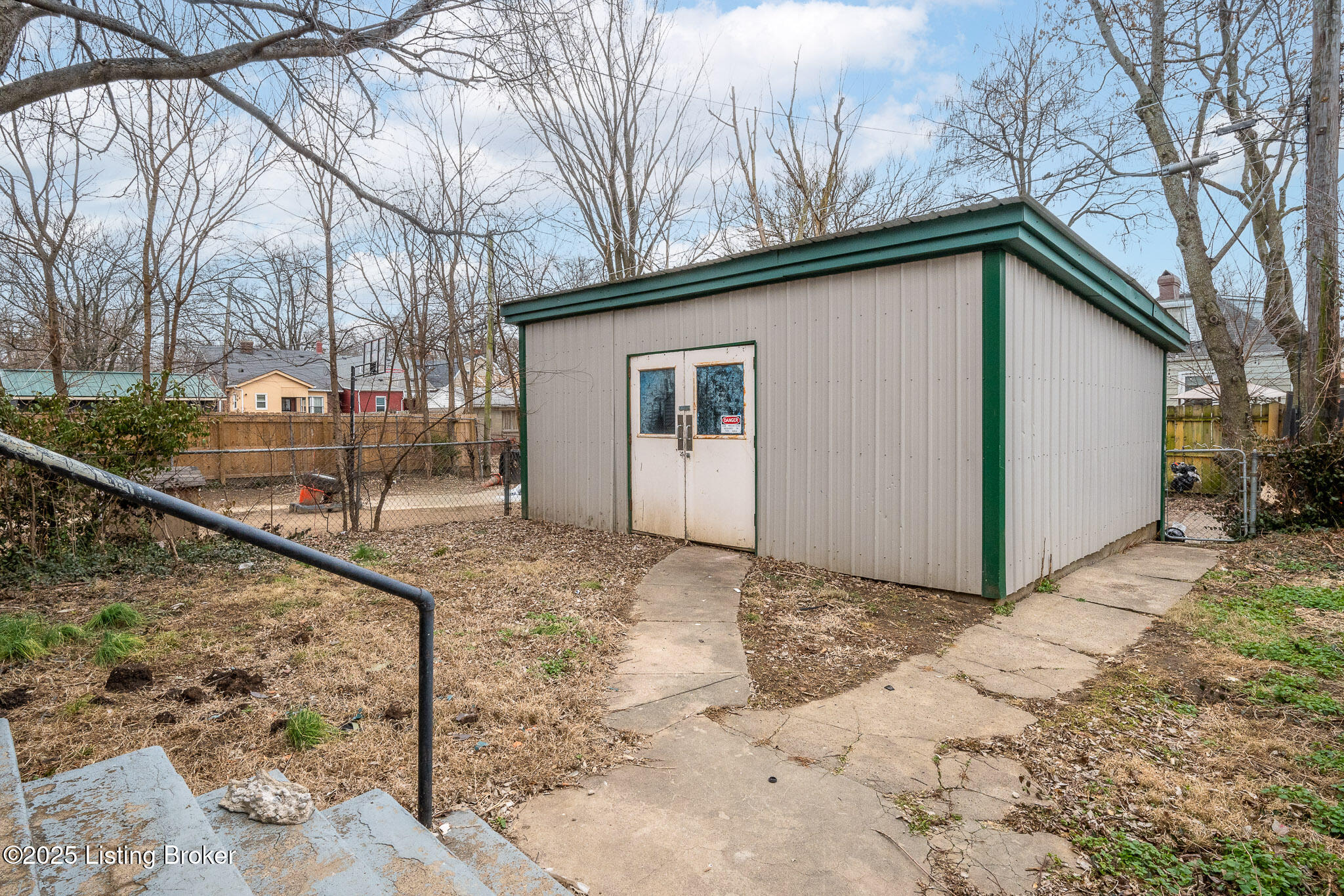 420 E Oak St