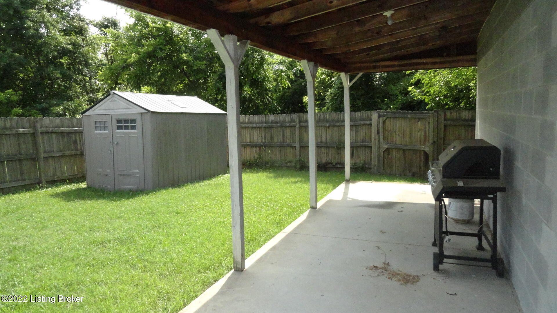 6722 Leverett Ln