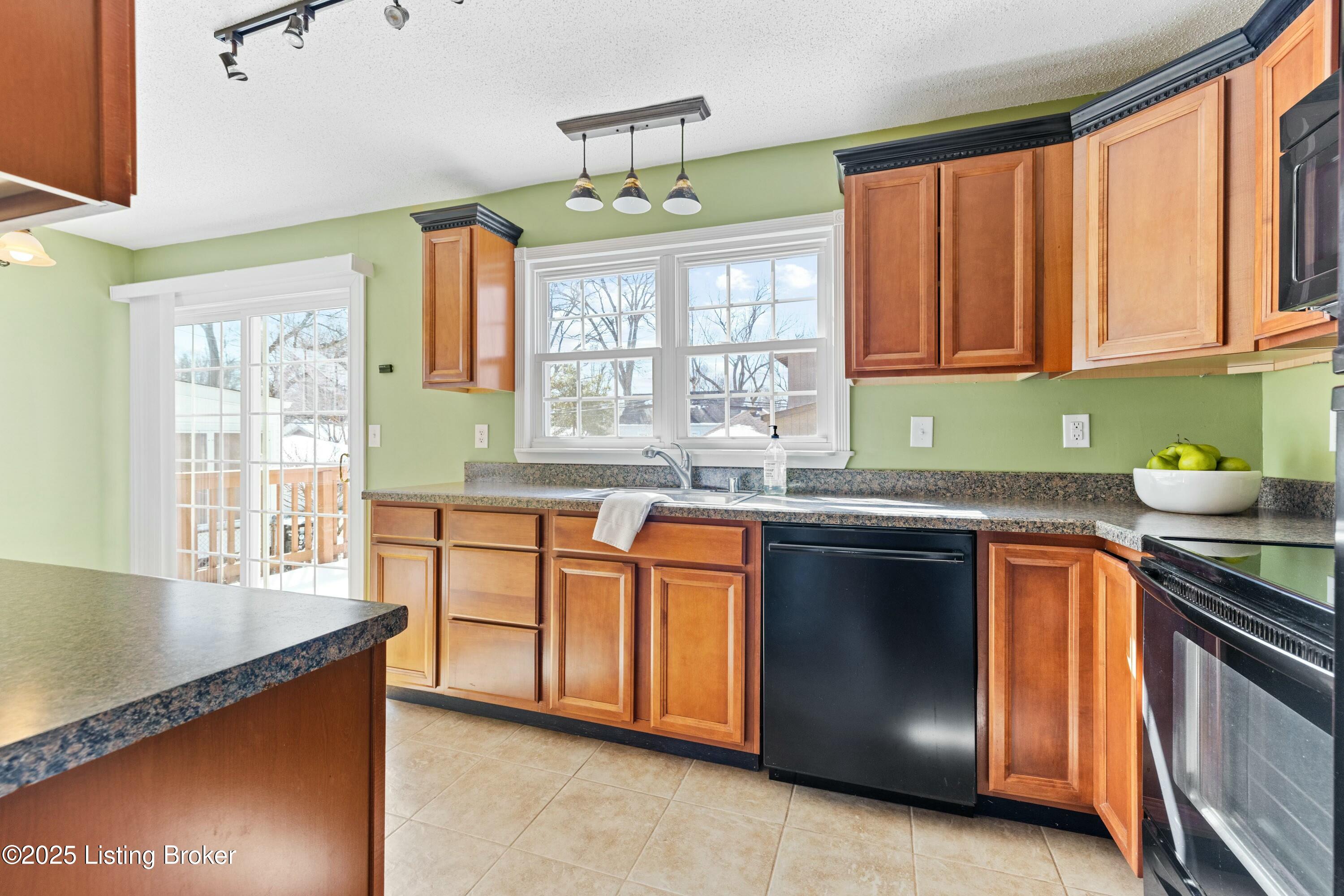 3122 Bobolink Rd