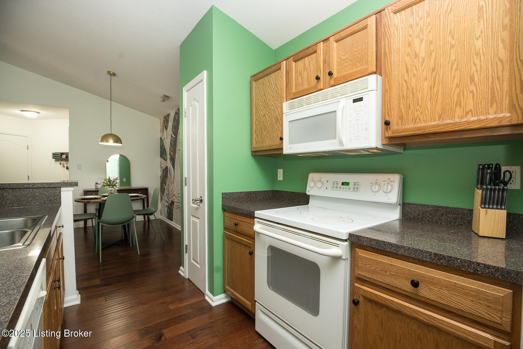 8001 Magnolia Ridge 202