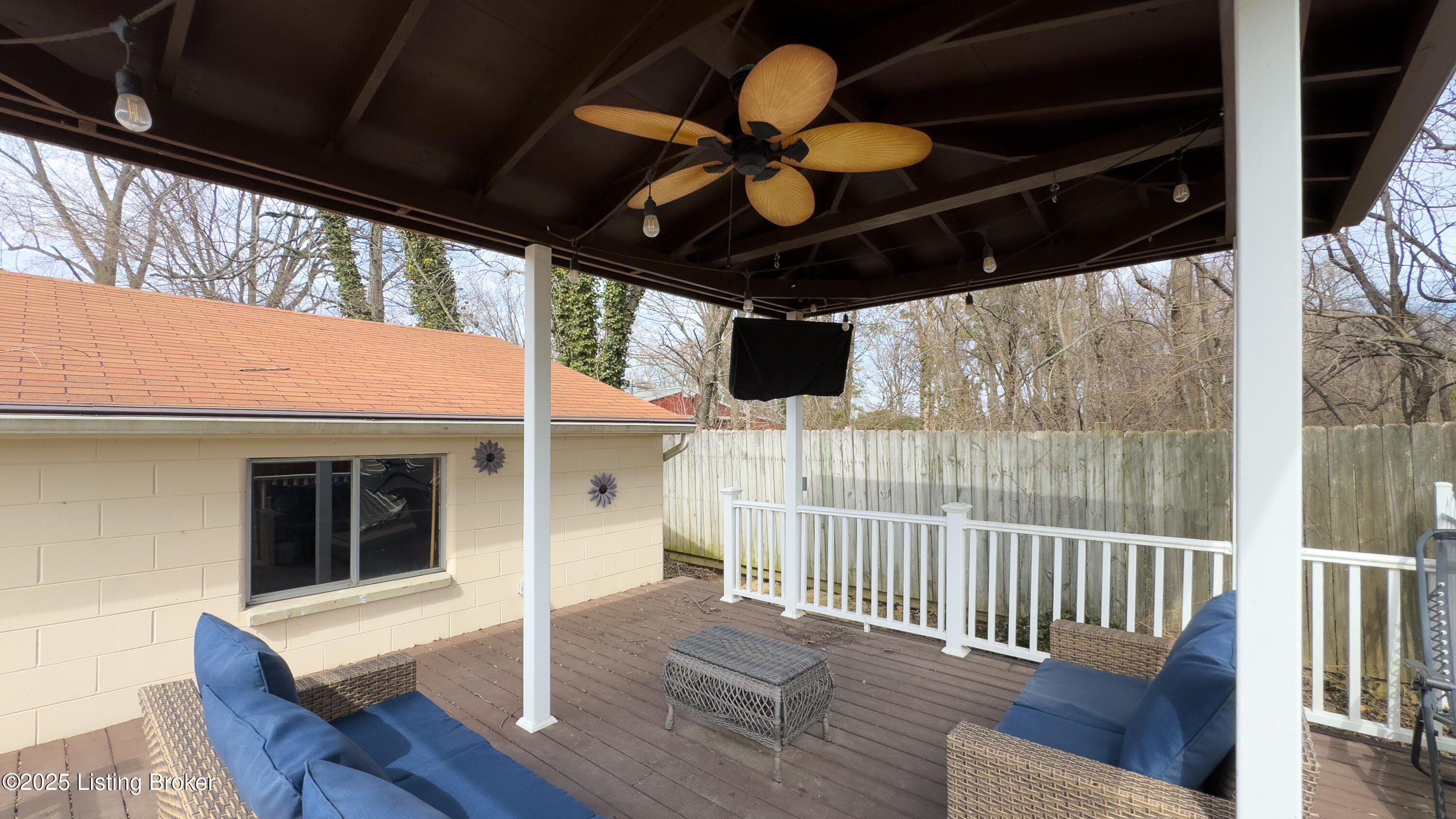 7605 Cove Dr