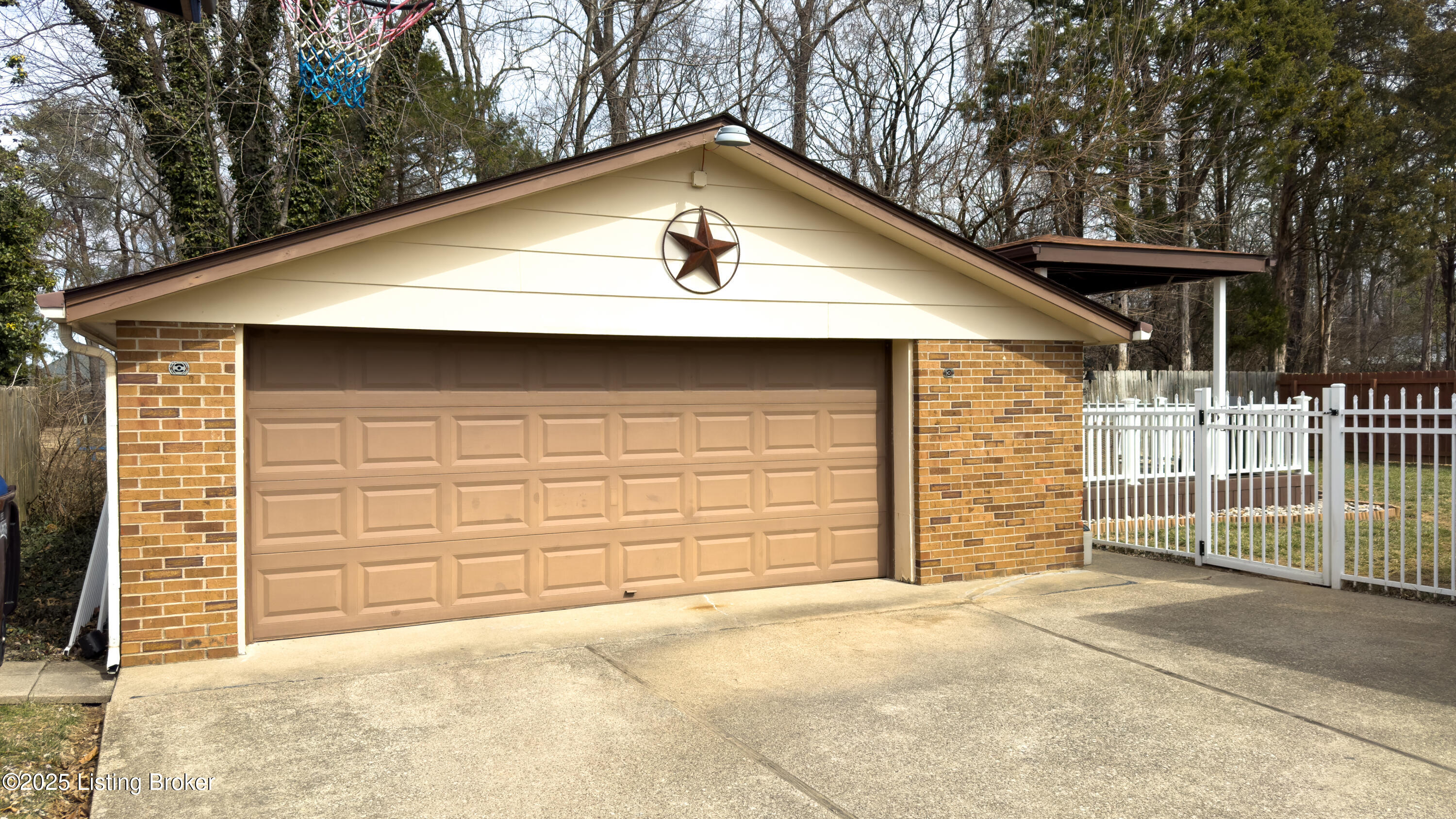 7605 Cove Dr