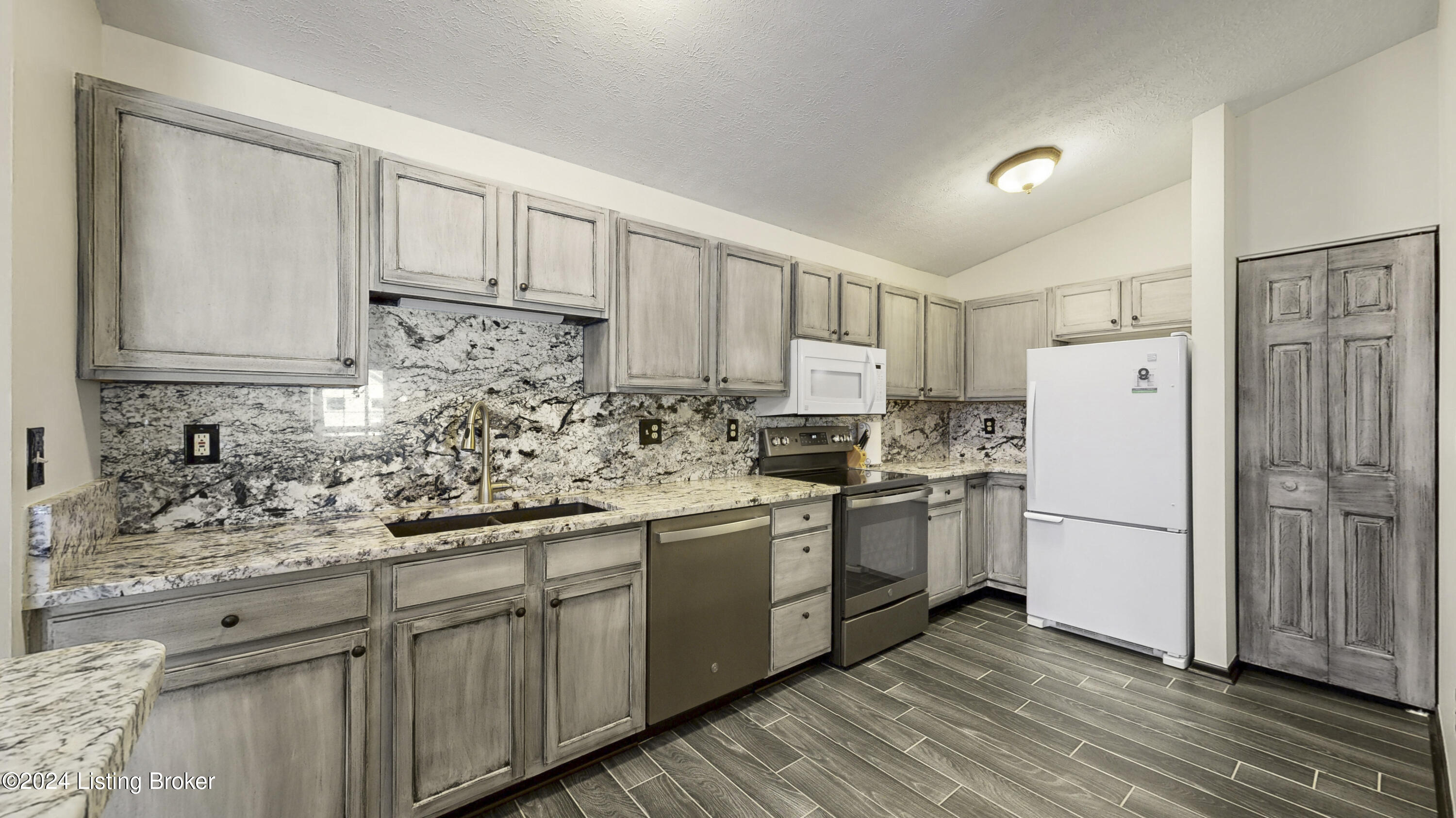 3805 Yardley Ct 205