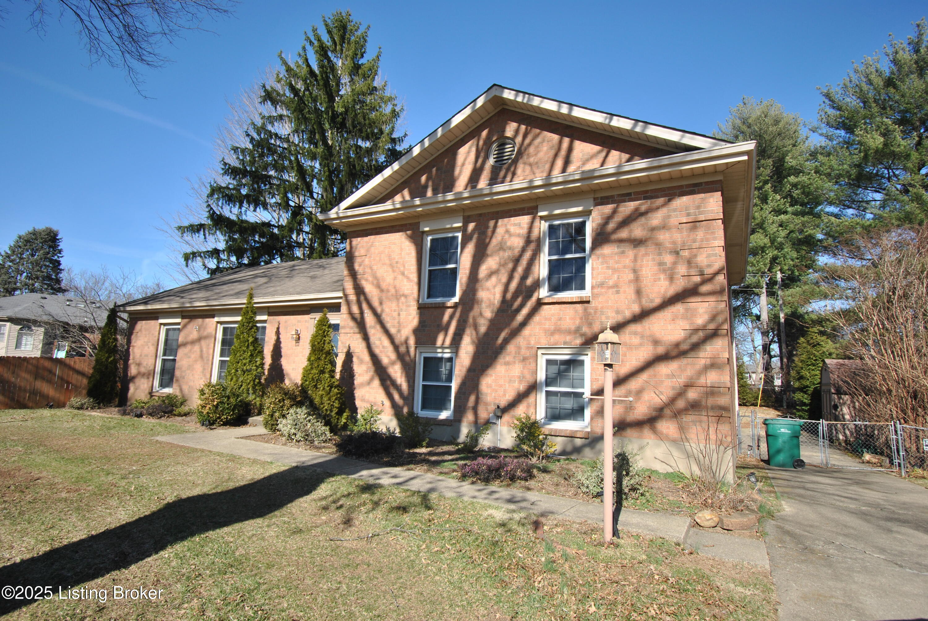 825 Foxwood Ave