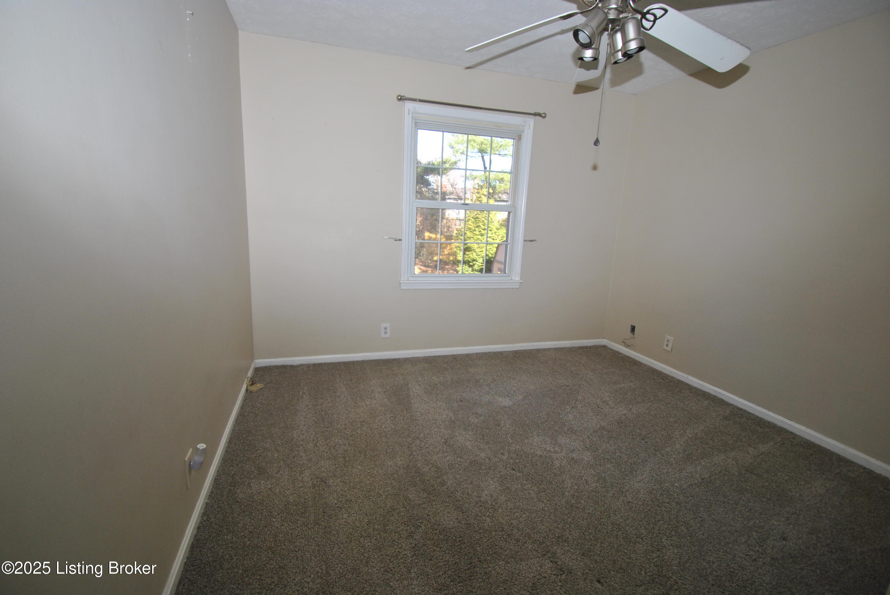 825 Foxwood Ave