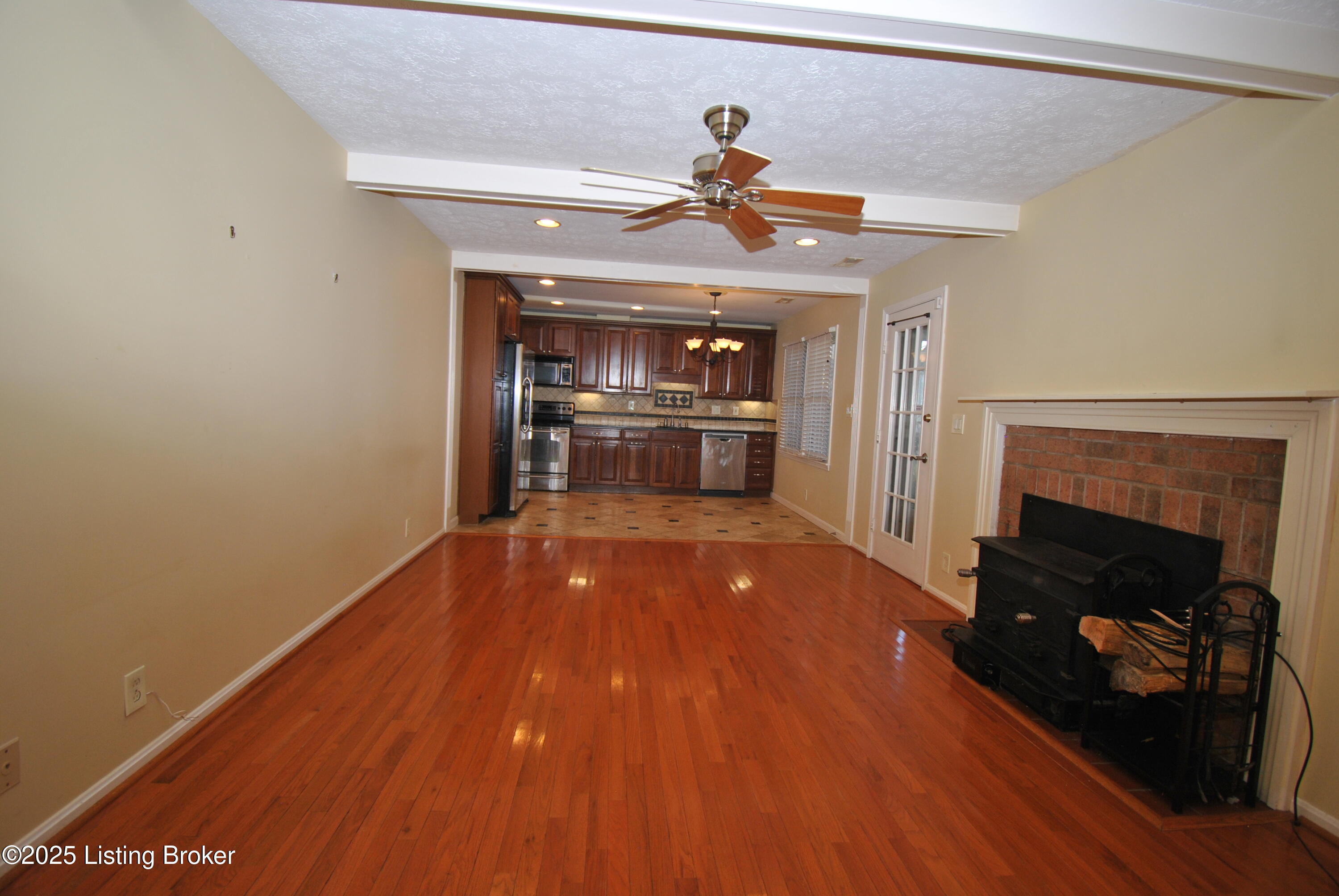 825 Foxwood Ave