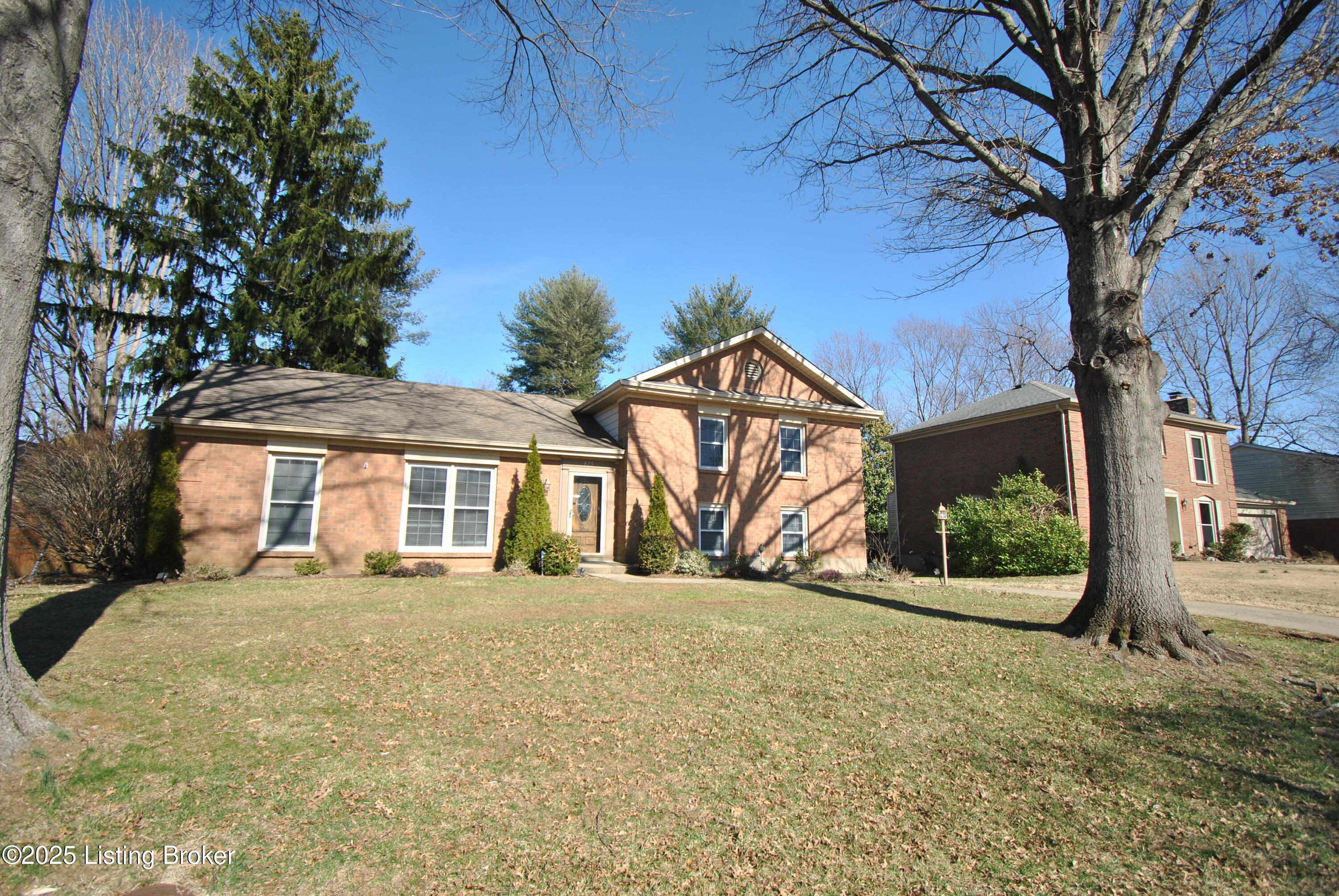 825 Foxwood Ave