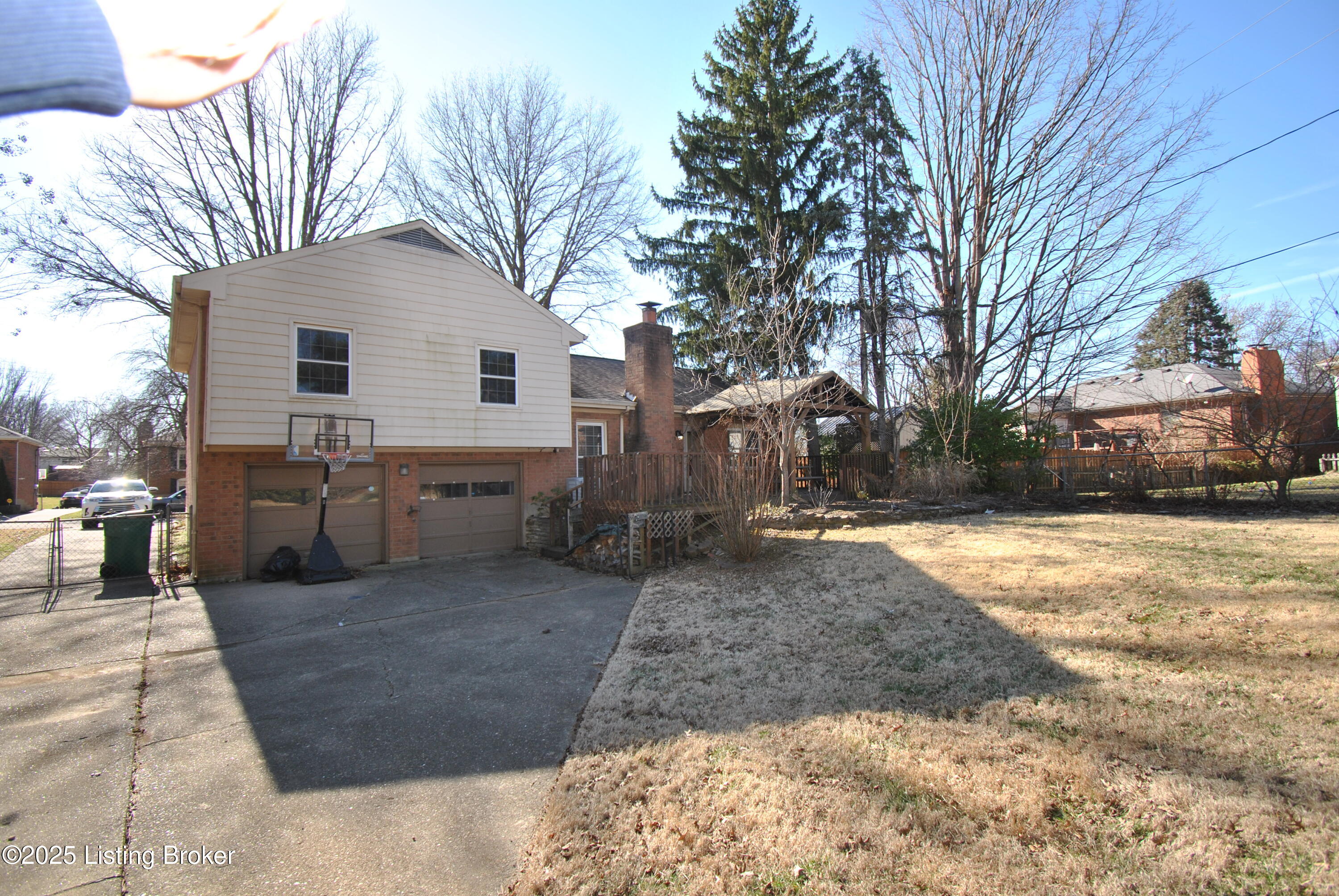 825 Foxwood Ave