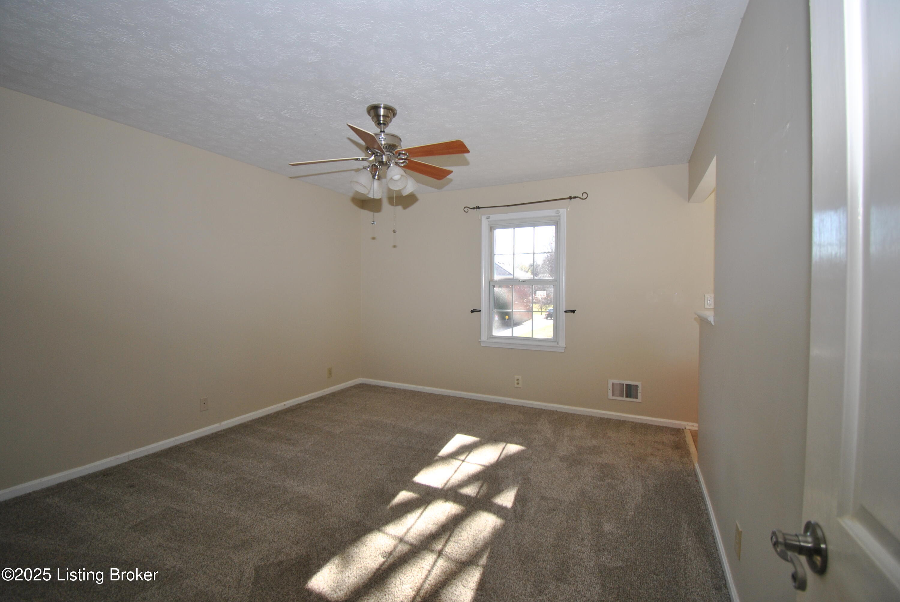 825 Foxwood Ave