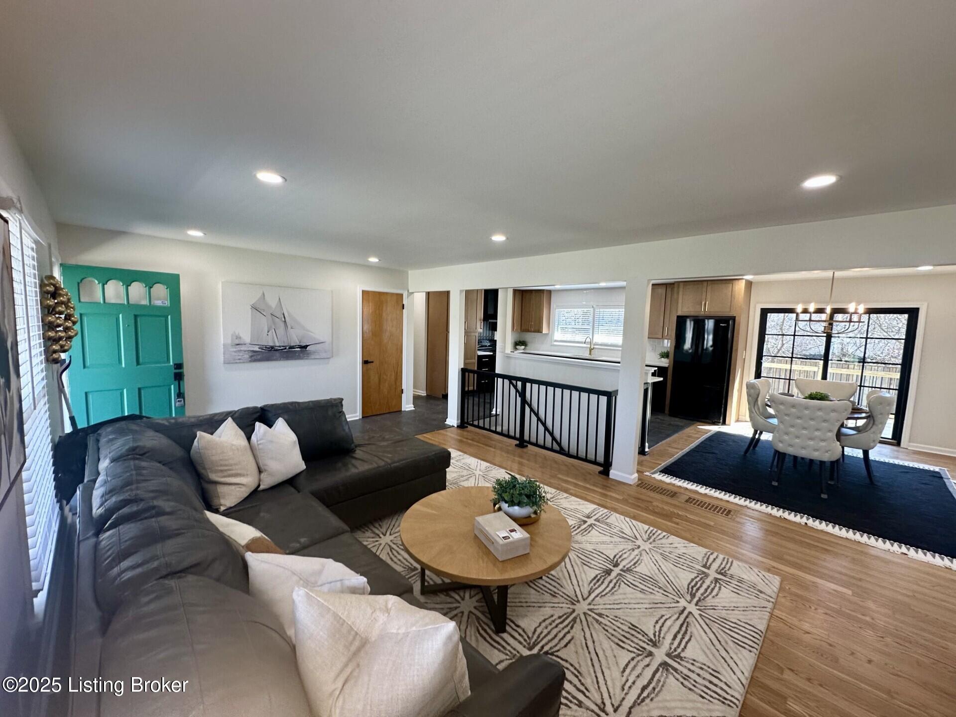 3122 Sunny Ln
