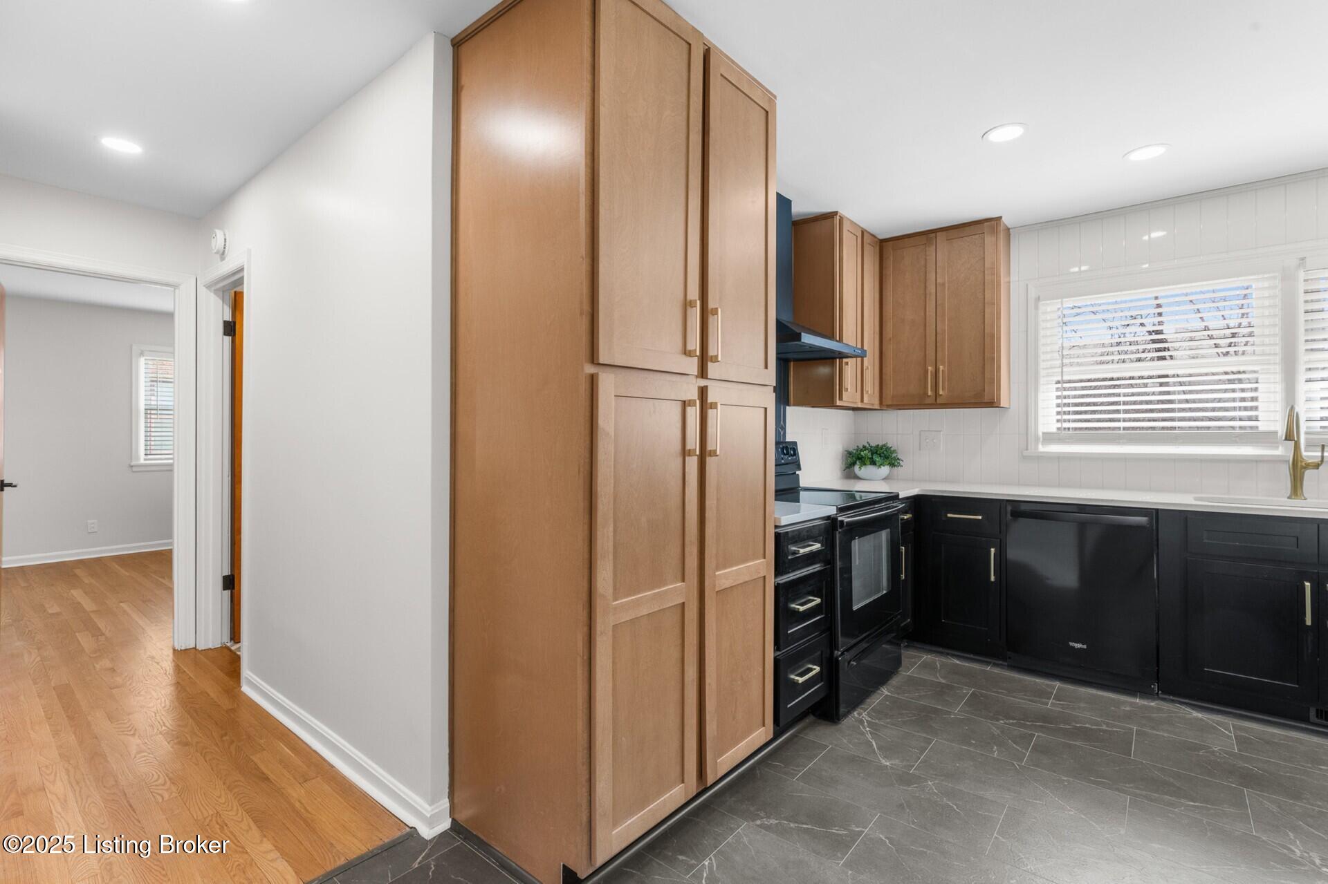 3122 Sunny Ln
