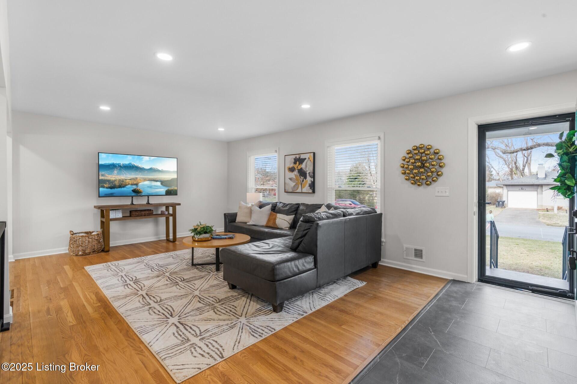 3122 Sunny Ln
