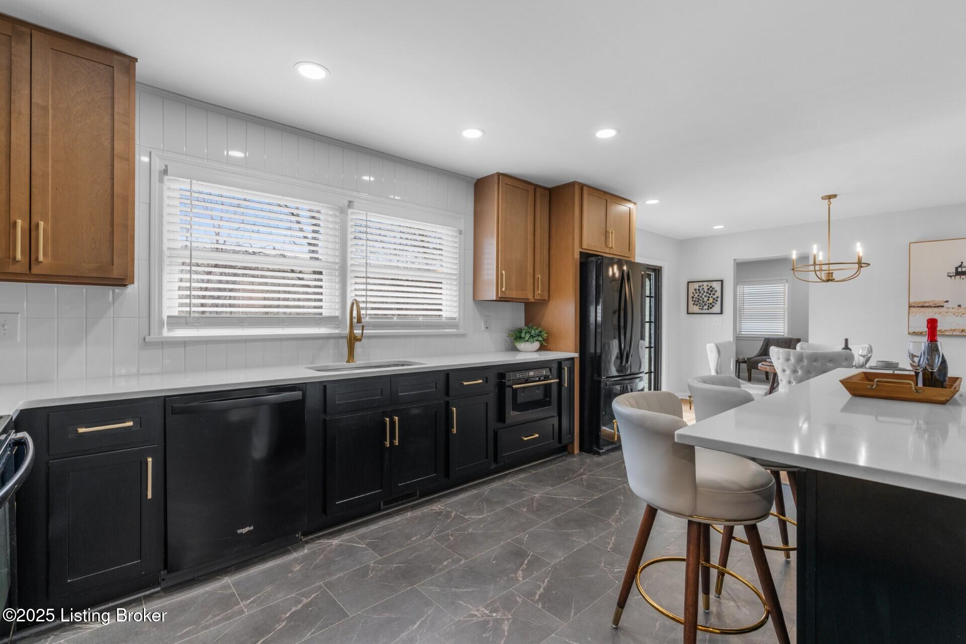 3122 Sunny Ln