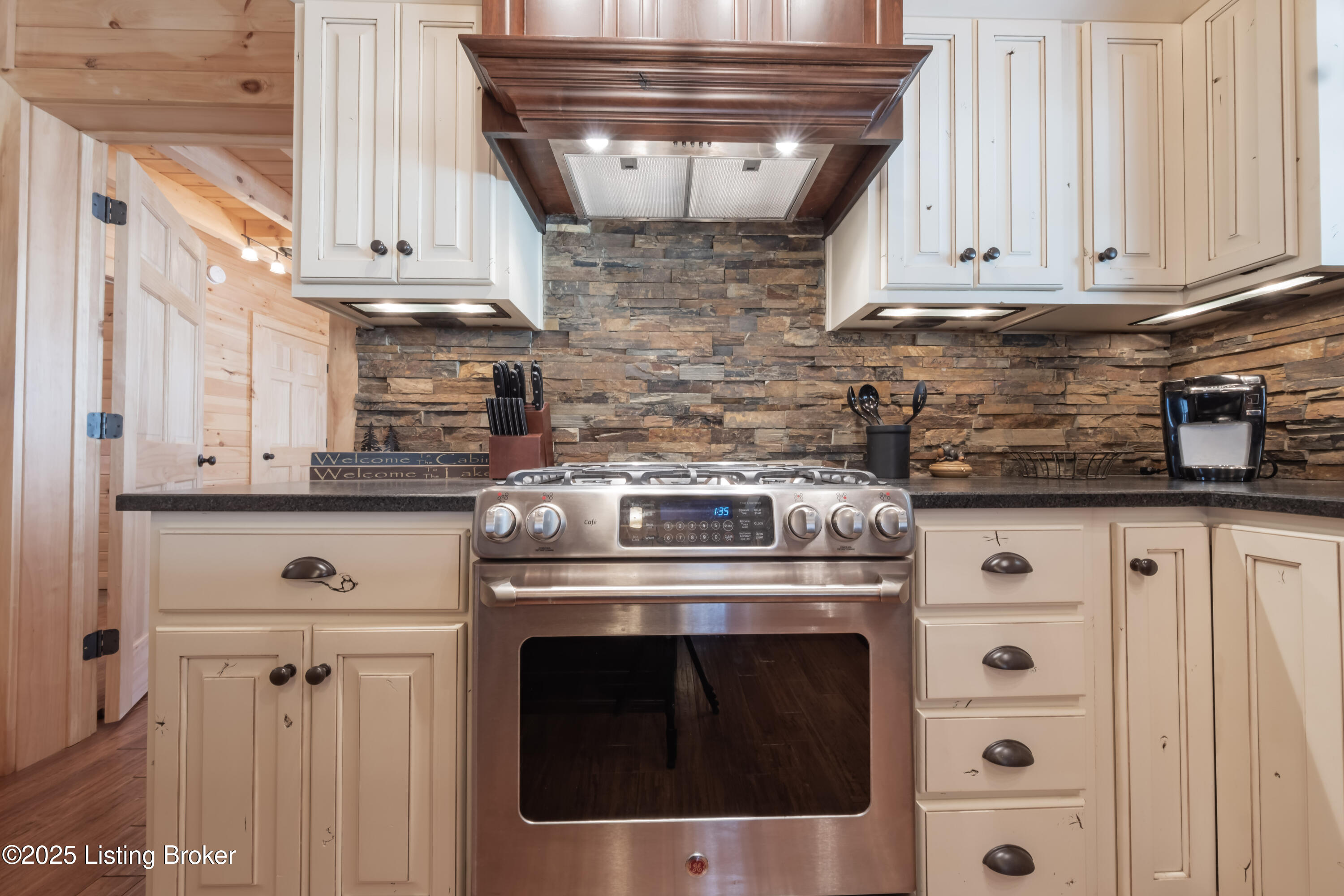 387 Timberlake Ln, McDaniels