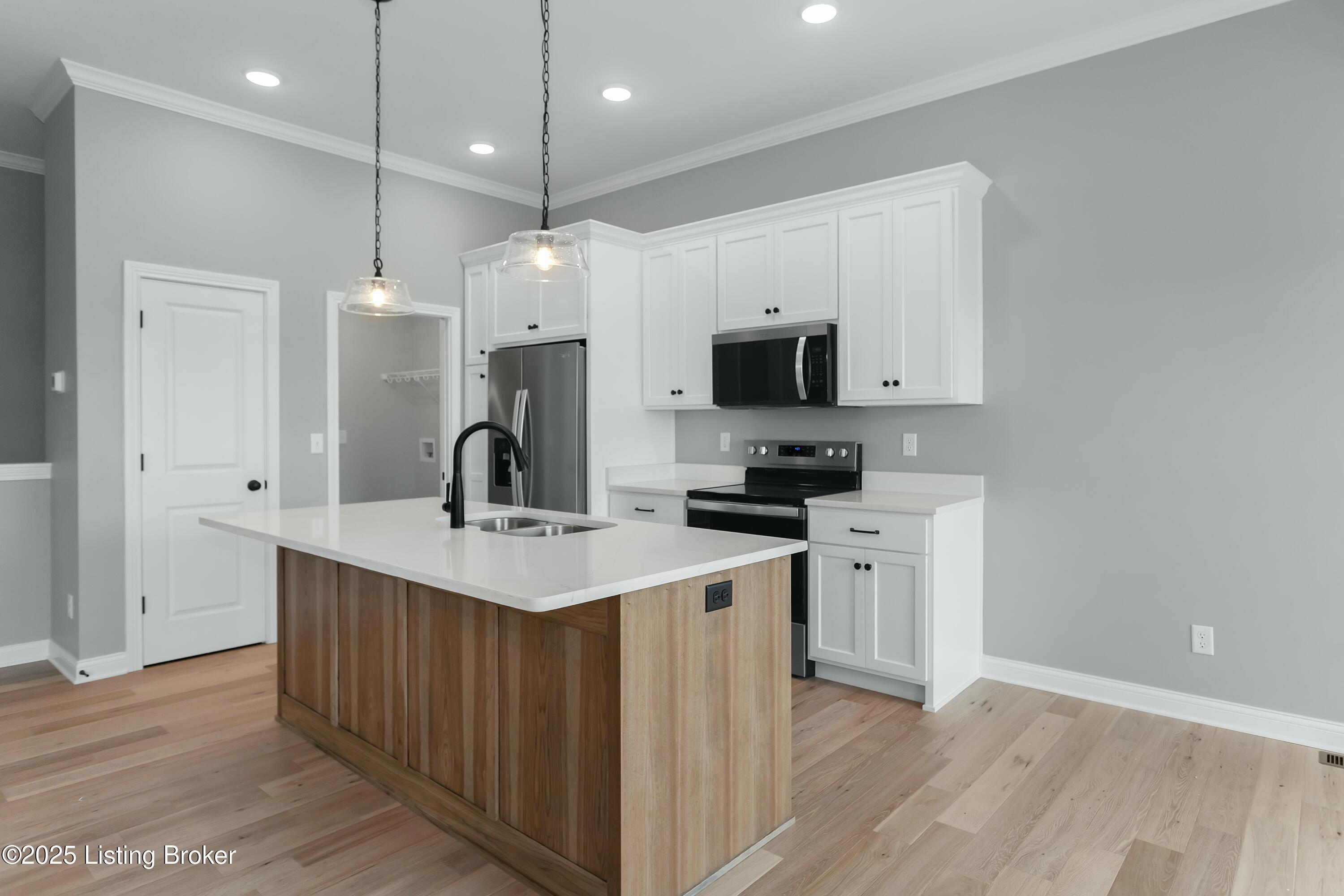 382 Williamsburg Dr