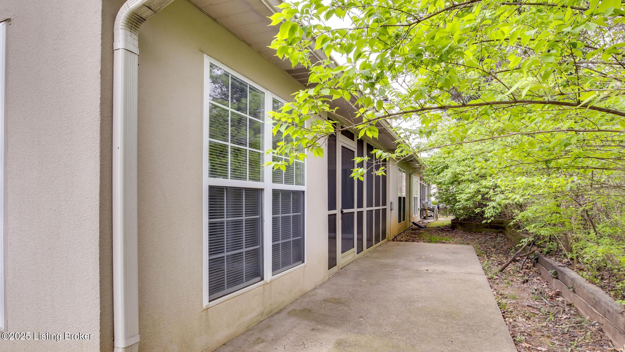 525 Village Lake Dr