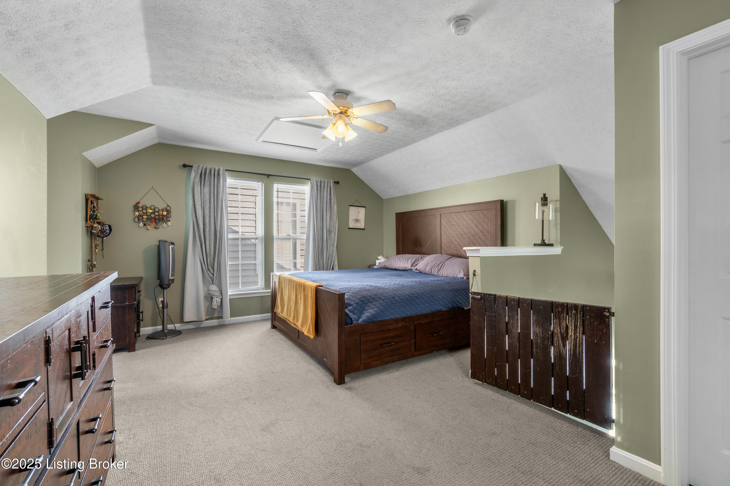 1215 Ormsby Ln