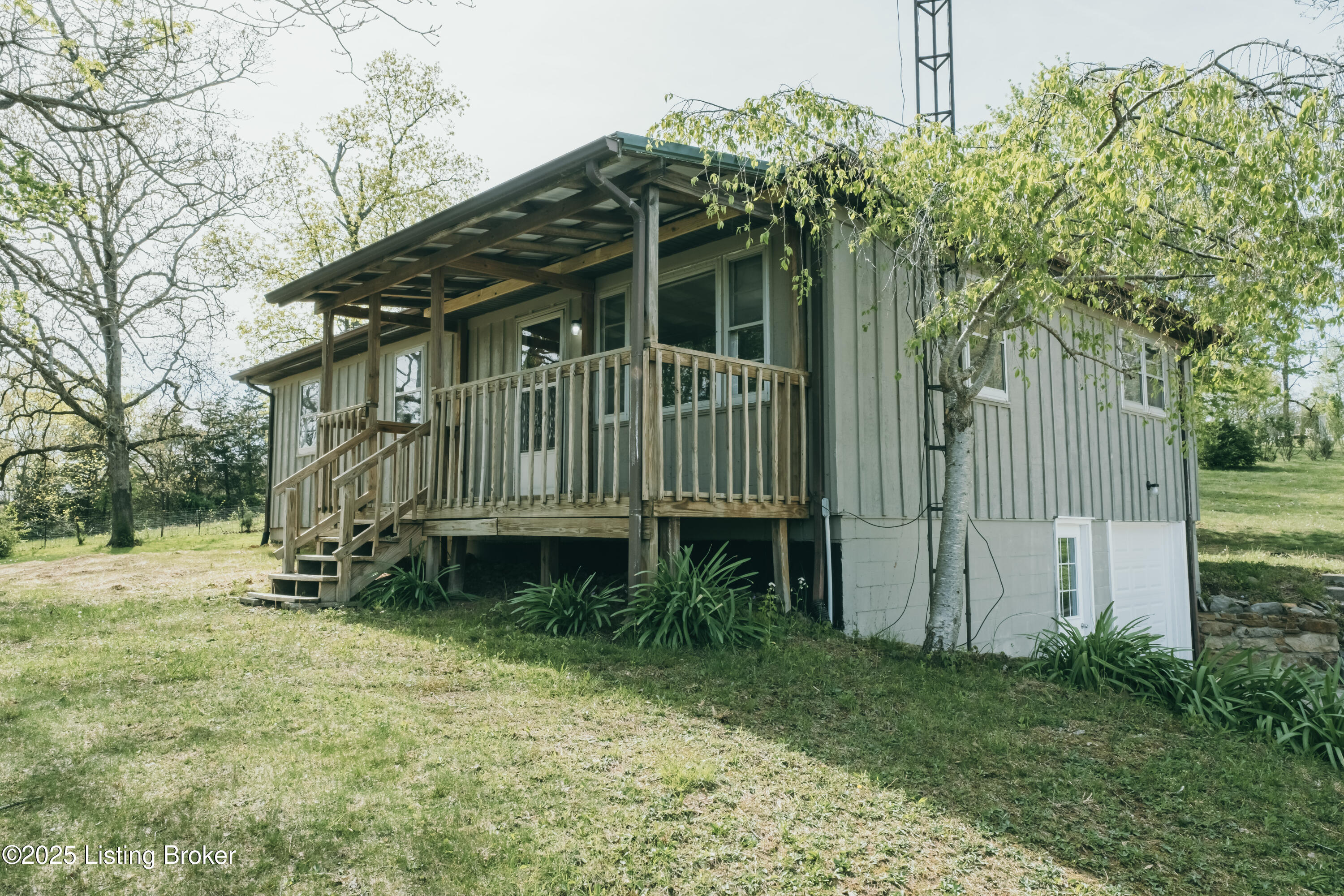 9135 N HWY 261