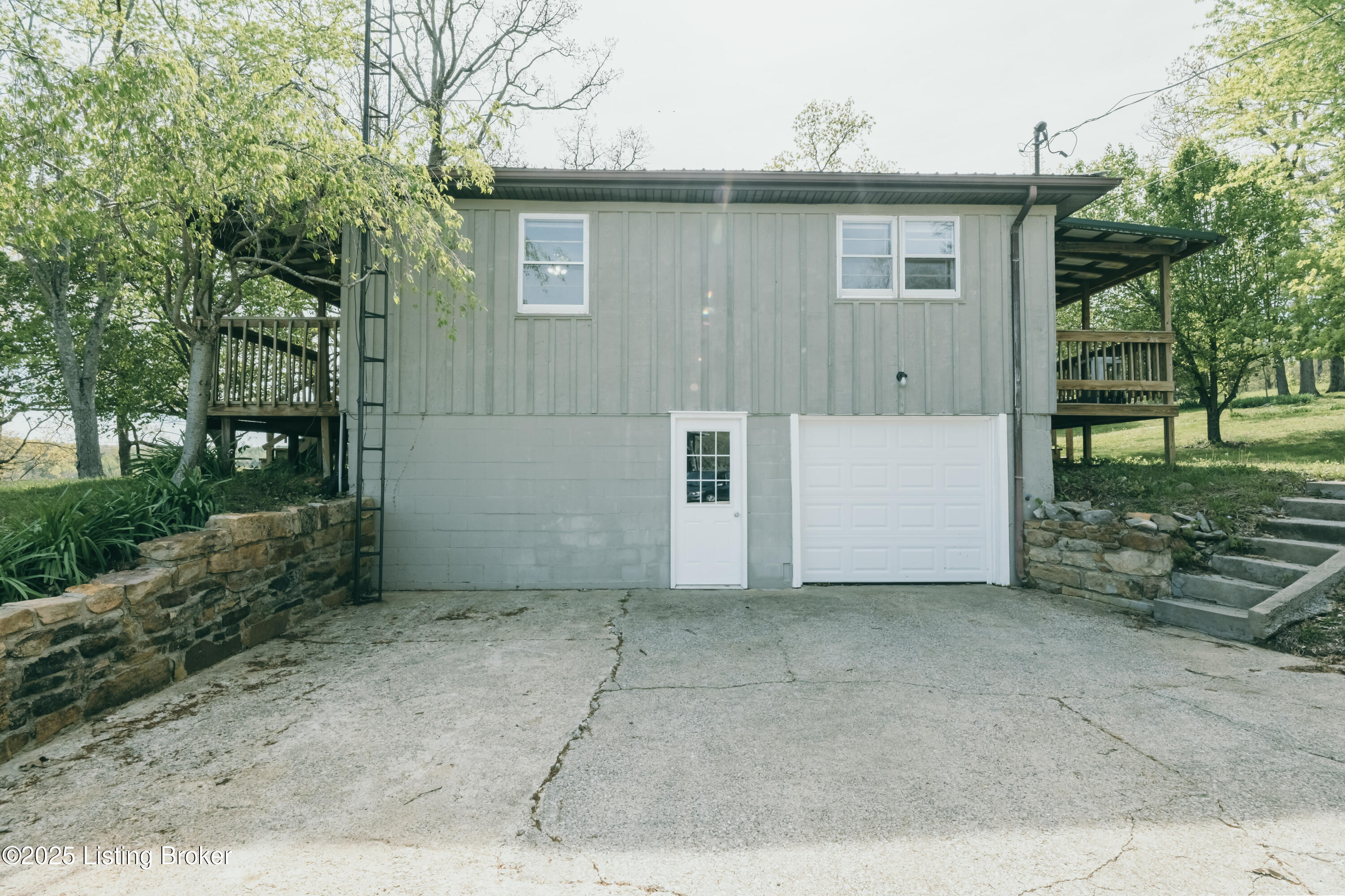9135 N HWY 261